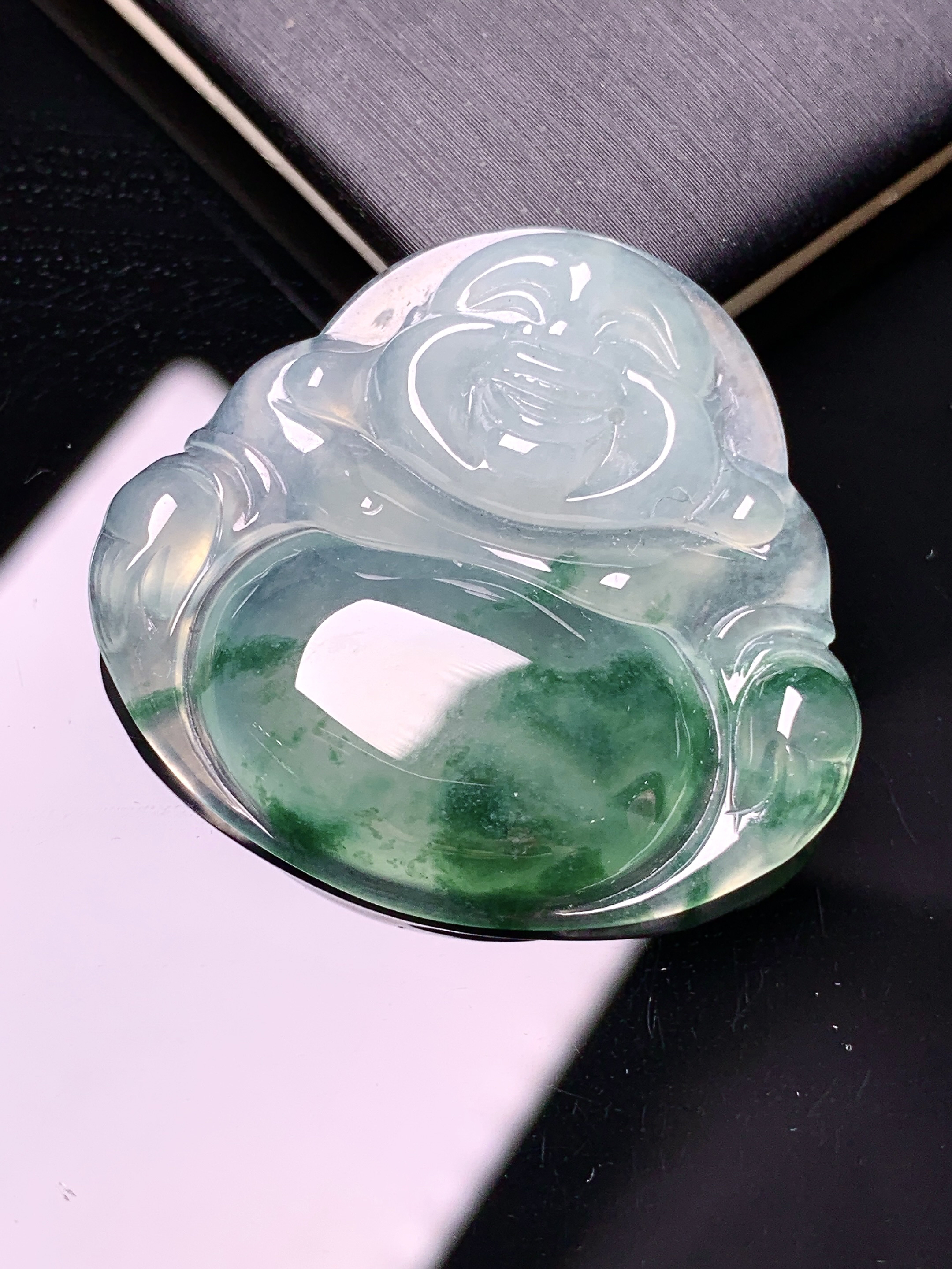 冰种飘绿佛公吊坠 玉质细腻 色泽艳丽清新 整体尺寸32.2*34.6*5.8