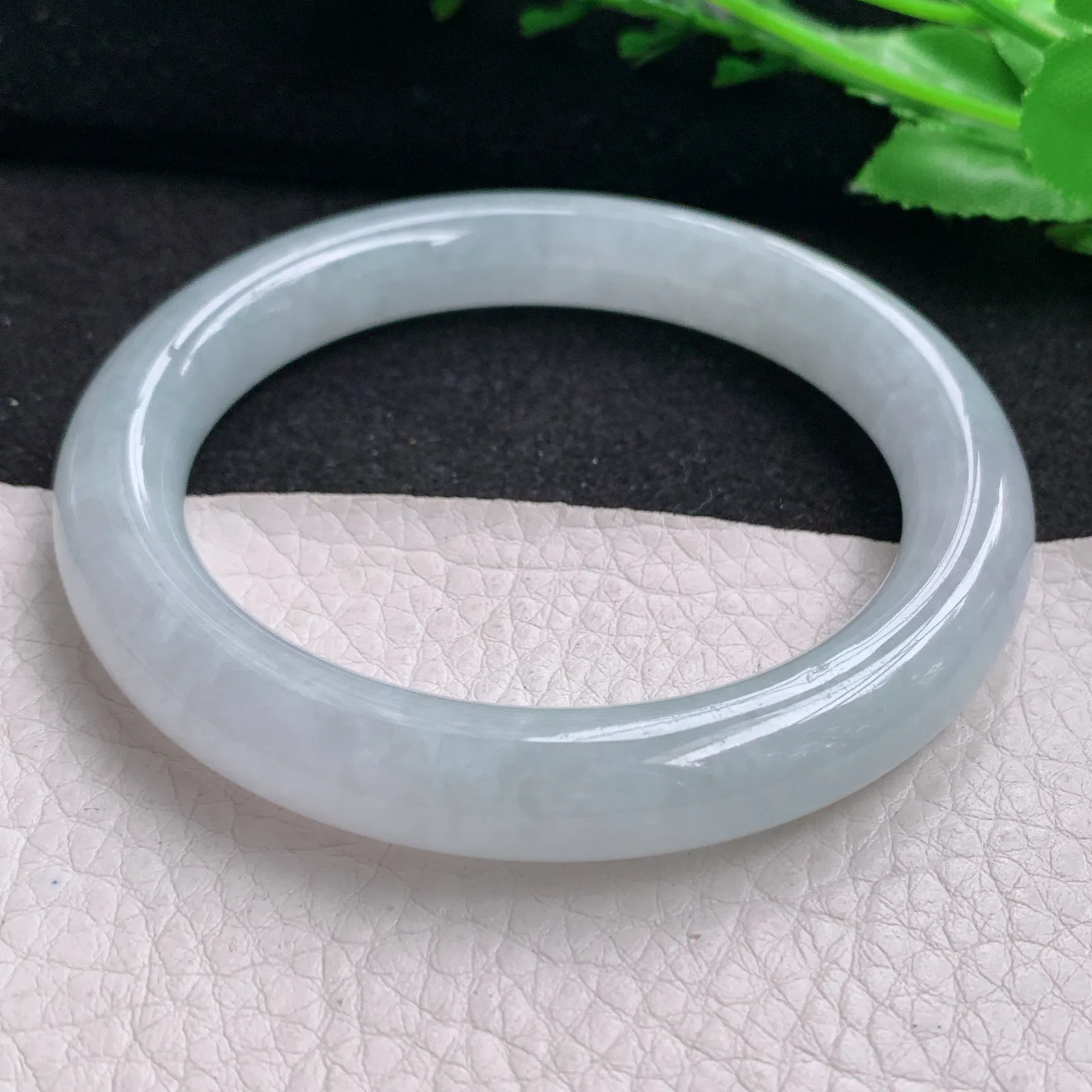 js实拍56*10美人镯 缅甸翡翠精美白月光纯美圆条玉手镯 玉手环