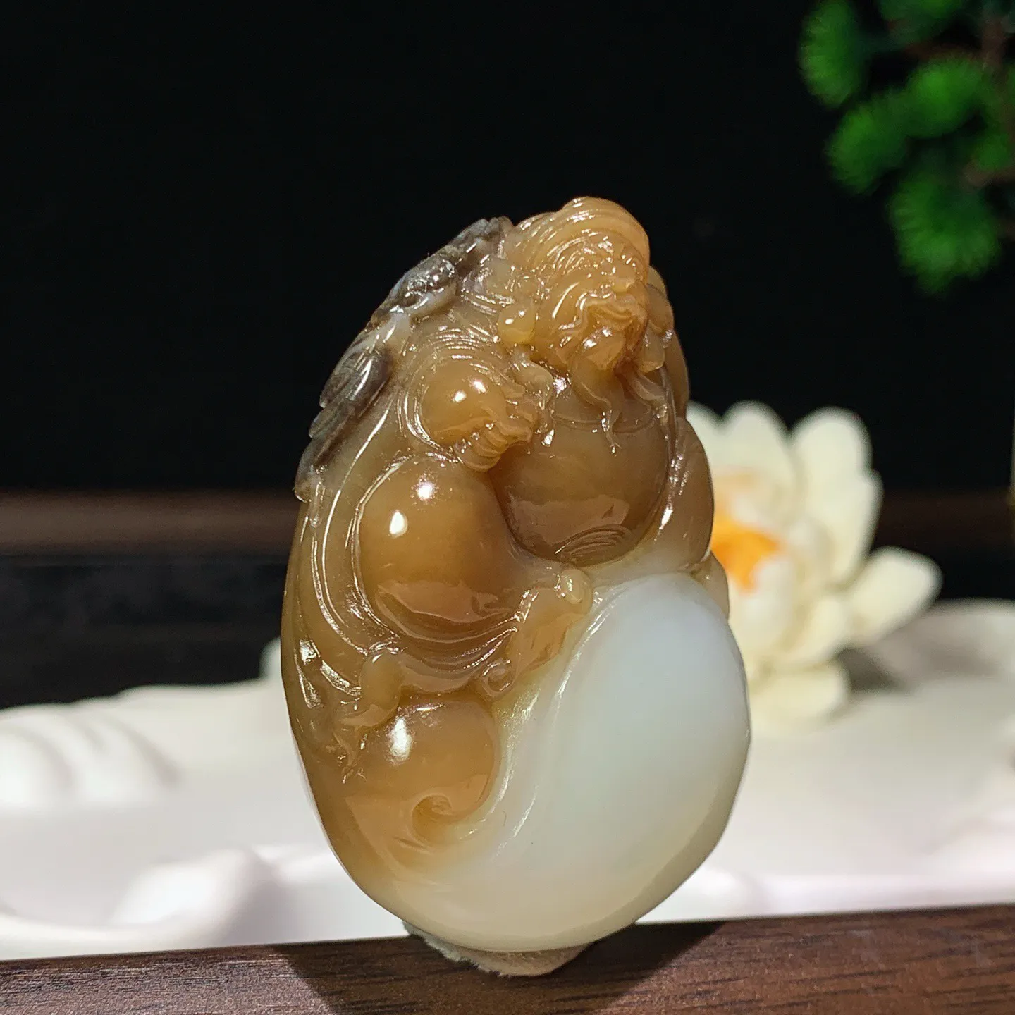 新疆和田玉且末糖财神爷挂件。 尺寸52/37/17mm重62.5克。玉质细腻油润。手推出油。品相大气