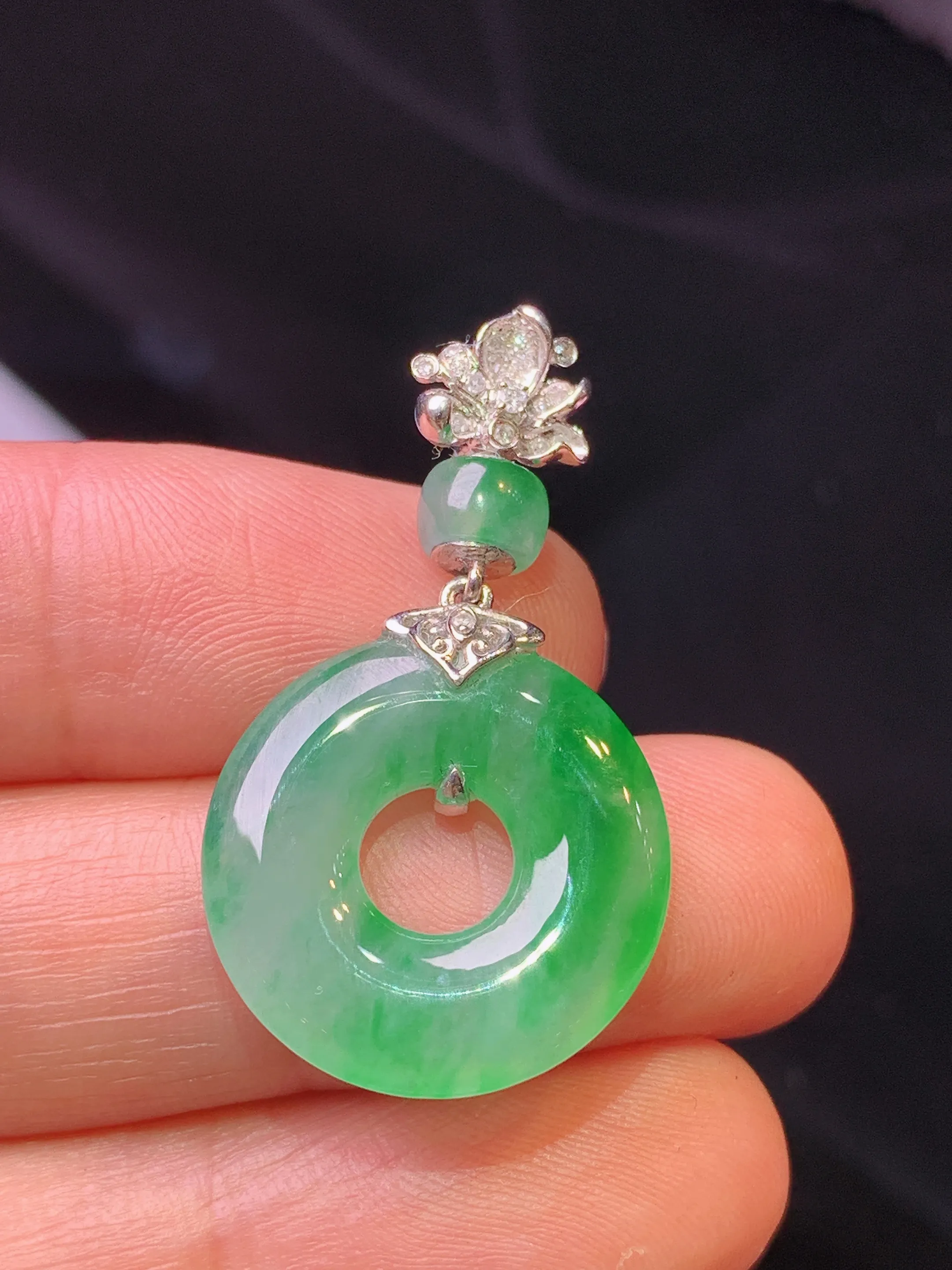 18k金钻镶嵌翠绿平安环吊坠 玉质细腻 色泽艳丽清新 整体尺寸33*18.6*3.7
