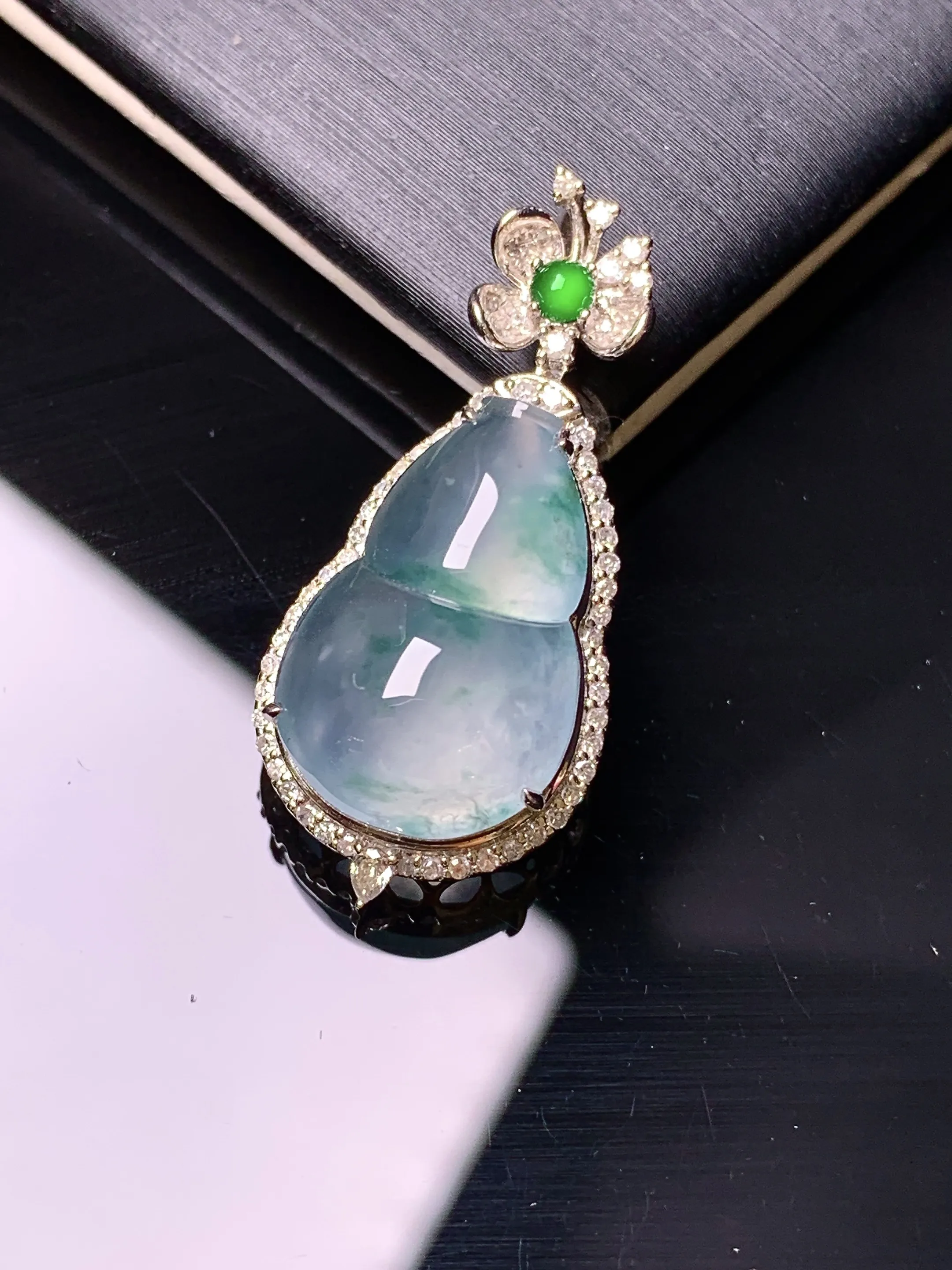 18k金钻镶嵌冰种葫芦吊坠 玉质细腻 色泽艳丽清新 整体尺寸30*13.8*9.5