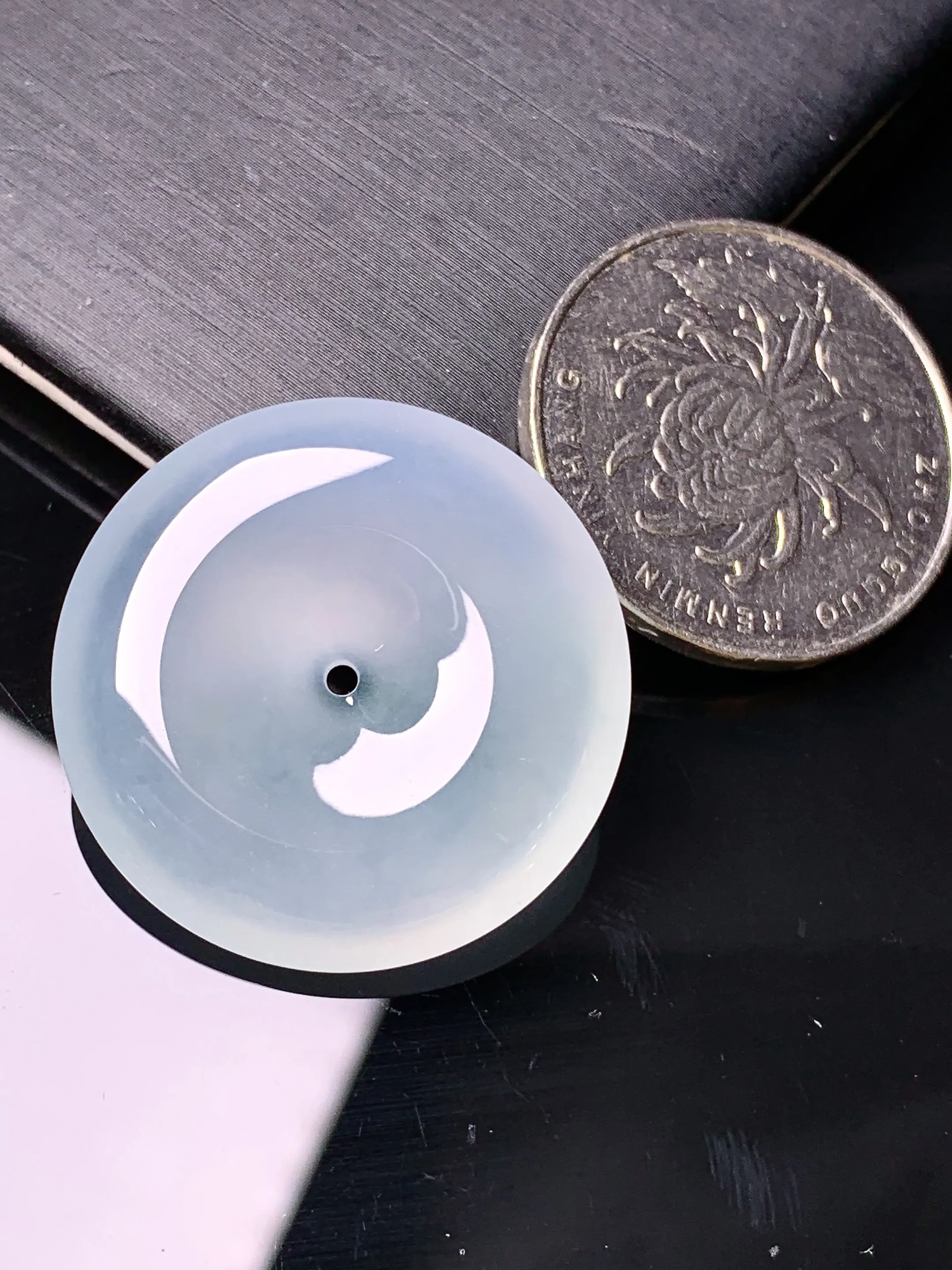 冰种平安扣吊坠 玉质细腻 色泽艳丽清新 整体尺寸28*6