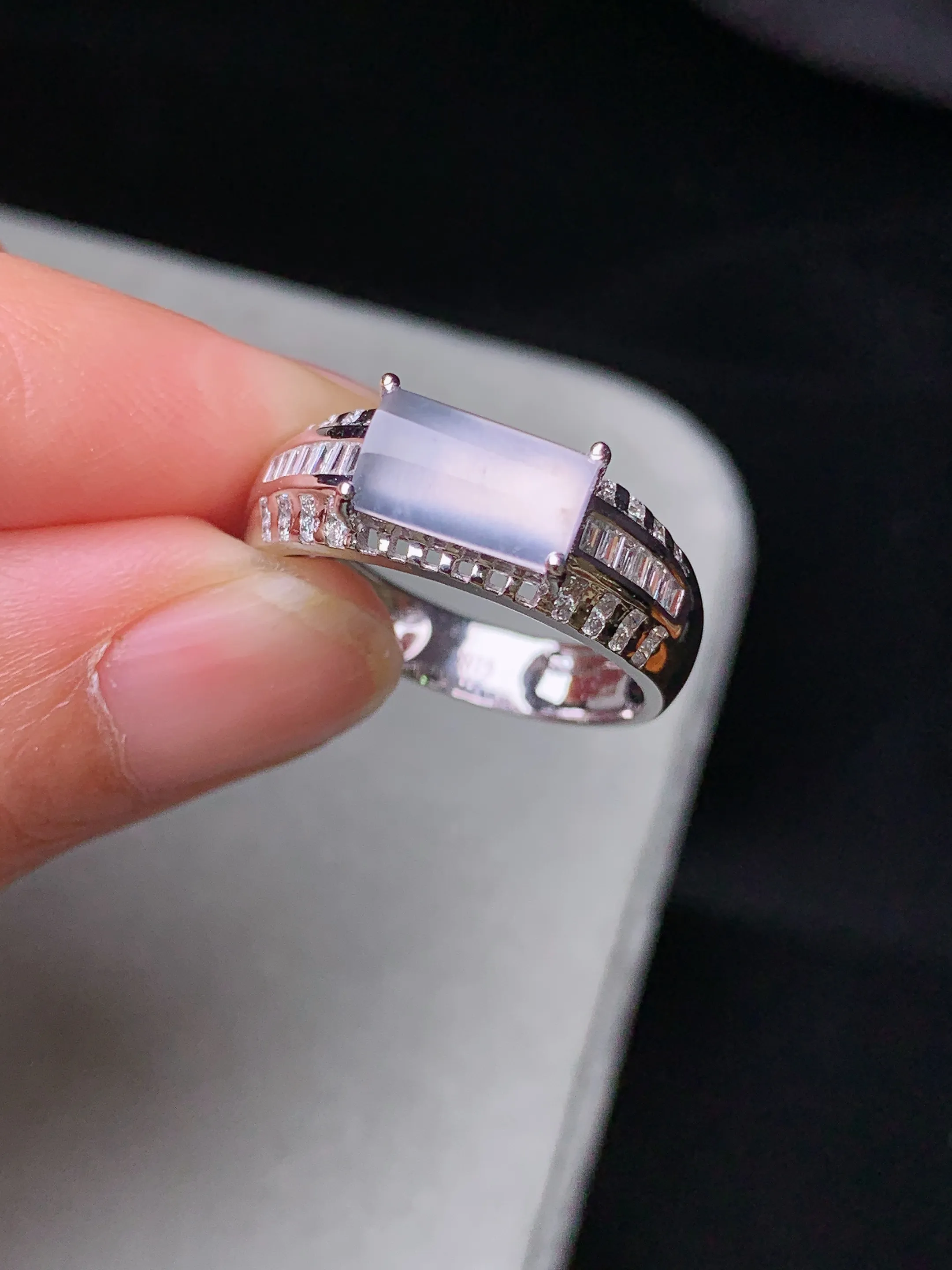 18k金钻镶嵌冰种玉柱戒指 吊坠 玉质细腻 色泽清新艳丽 圈口15 整体尺寸8.8*5.2*3.3