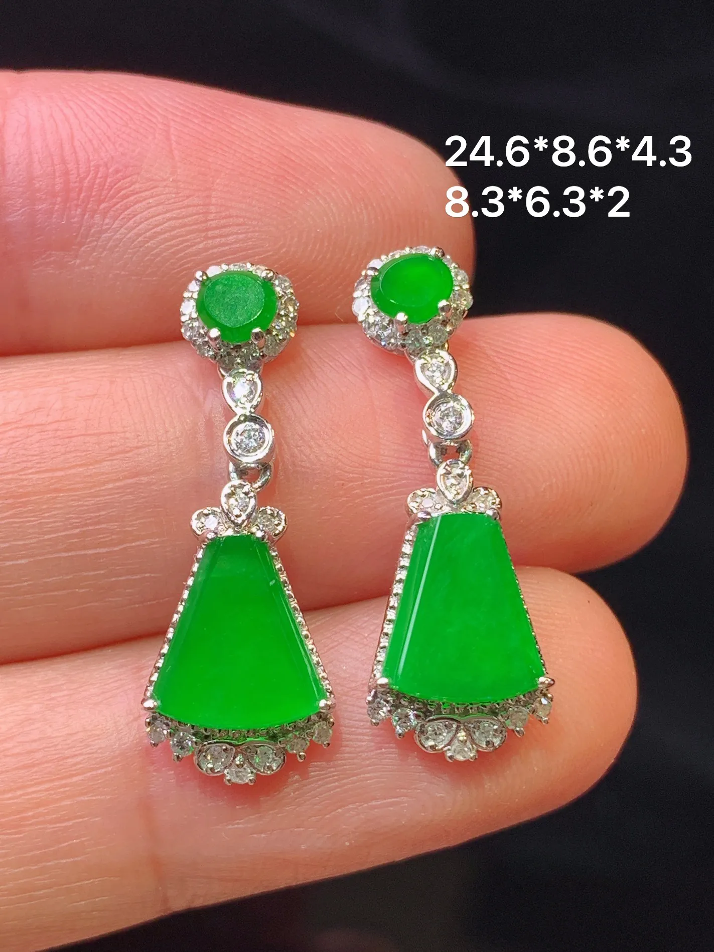18k金钻镶满绿无事牌耳坠 玉质细腻 色泽艳丽清新 整体尺寸24.6*8.6*4.3