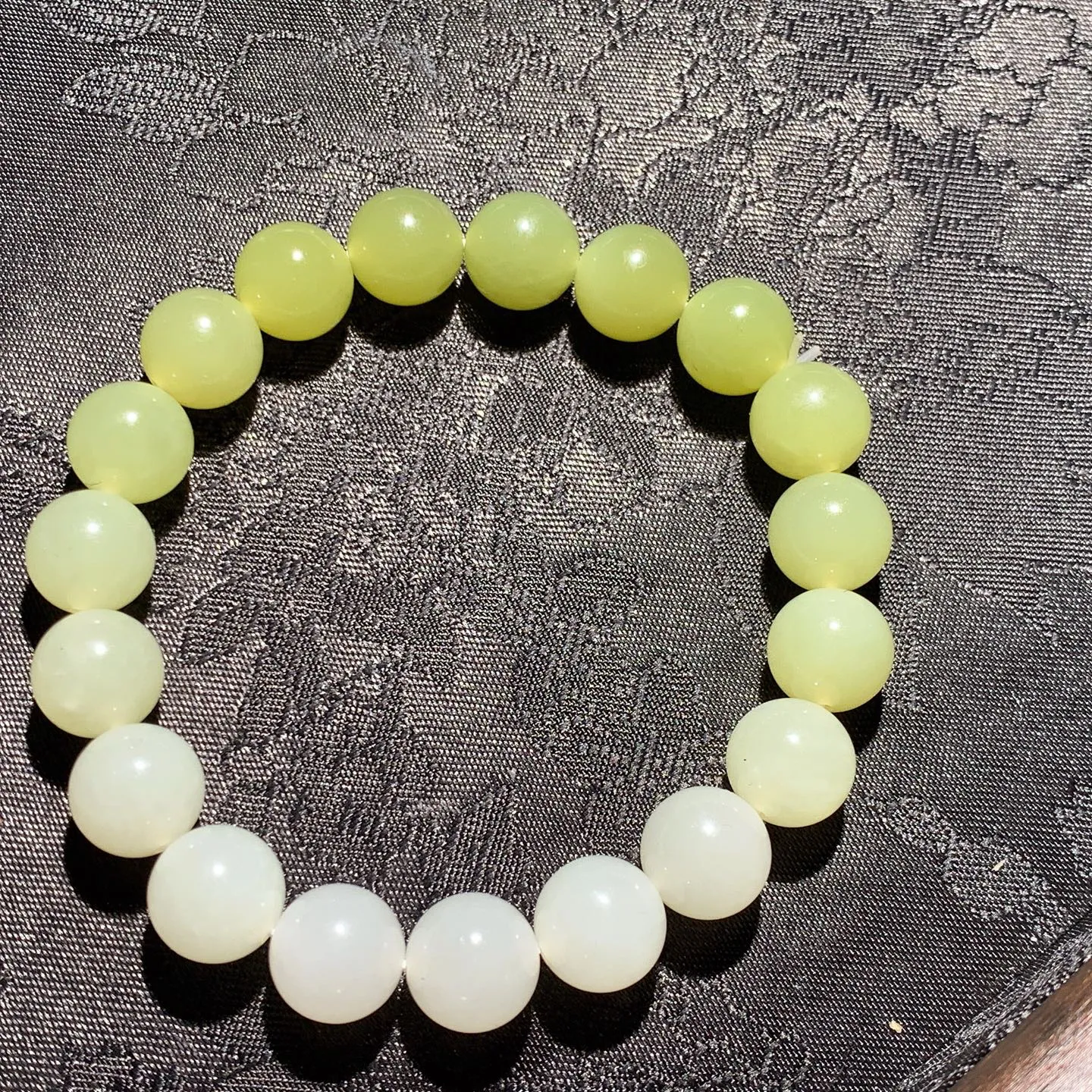 和田玉白加黄口料手串 单颗尺寸10mm重29克。玉质细腻油润。手推出油。品相大气 lt260119