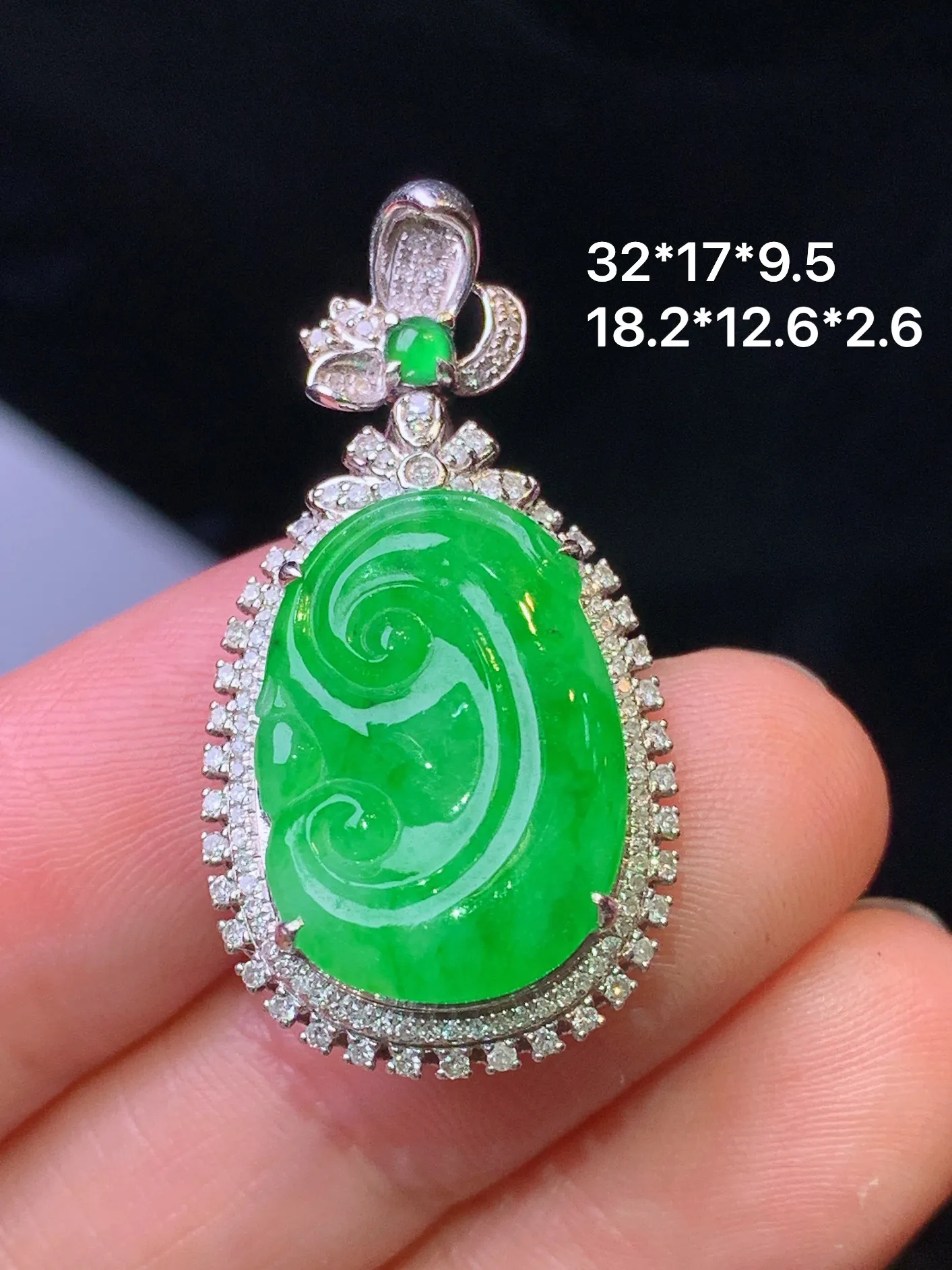 18k金钻镶嵌翠绿如意吊坠 玉质细腻 色泽艳丽清新 整体尺寸32*17*9.5