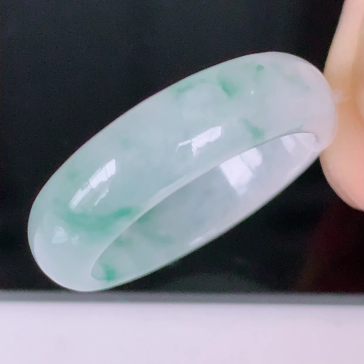 自然光实拍，冰种飘花翡翠指环，18.2mm内径翡翠指环，玉戒指，玉质莹润，好精美好冰润的指环，17圈口，上手纤巧！#49.19