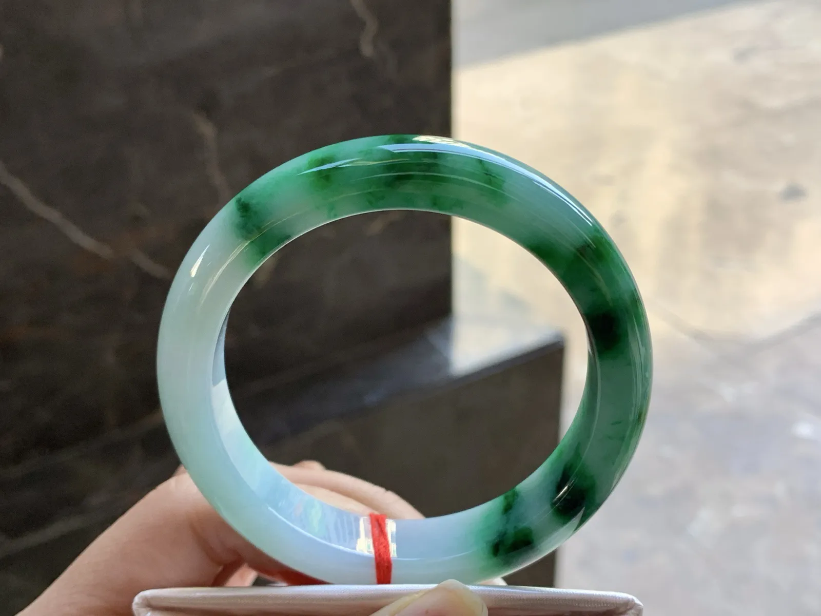 57-13.2-9.8

浓绿色手镯^_^鲜艳 玉质温润