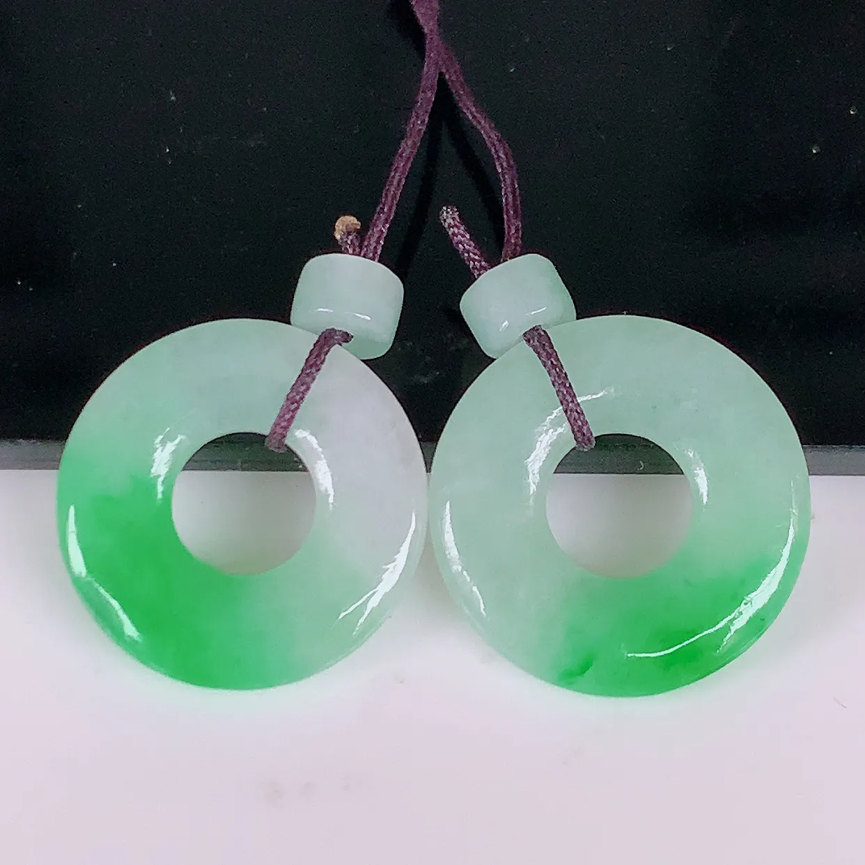 自然光实拍，冰飘阳绿翡翠一对平安扣耳坠，翠色灵动，玉质细腻，颜色漂亮，品相佳，佩戴佳品！配银线 #4