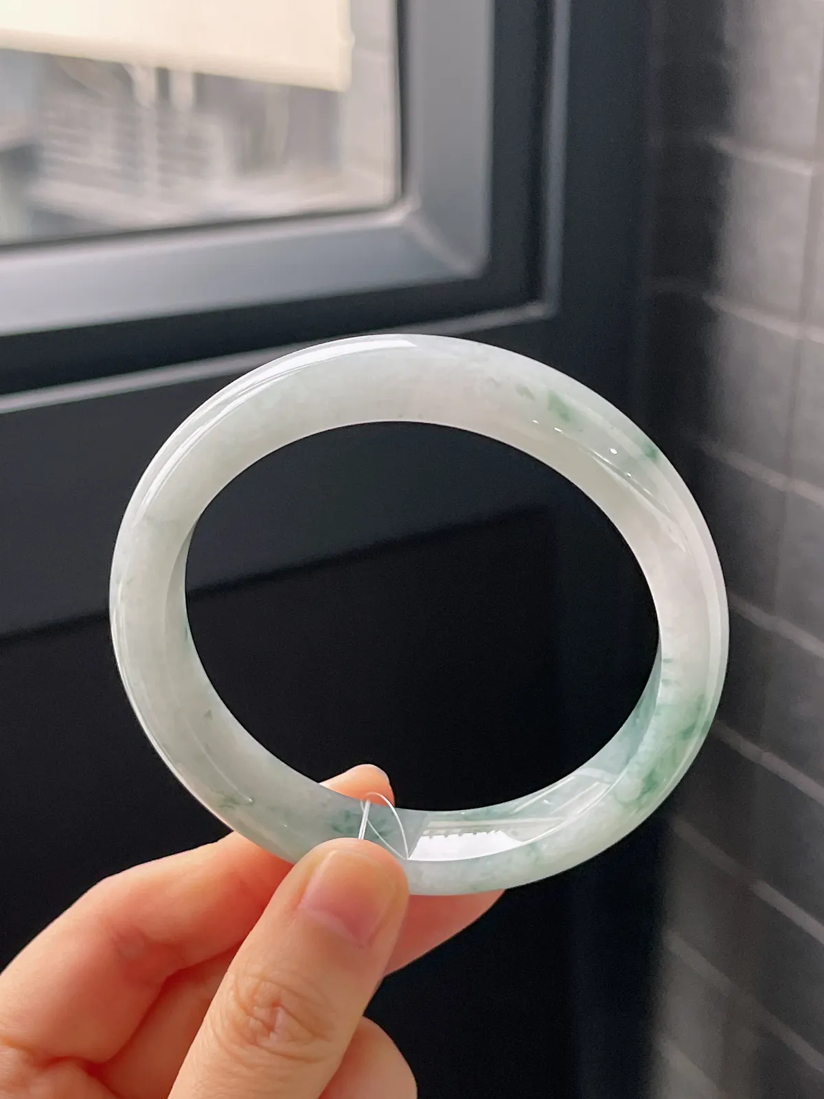 正圈60圈口，翡翠糯化种飘绿色手镯