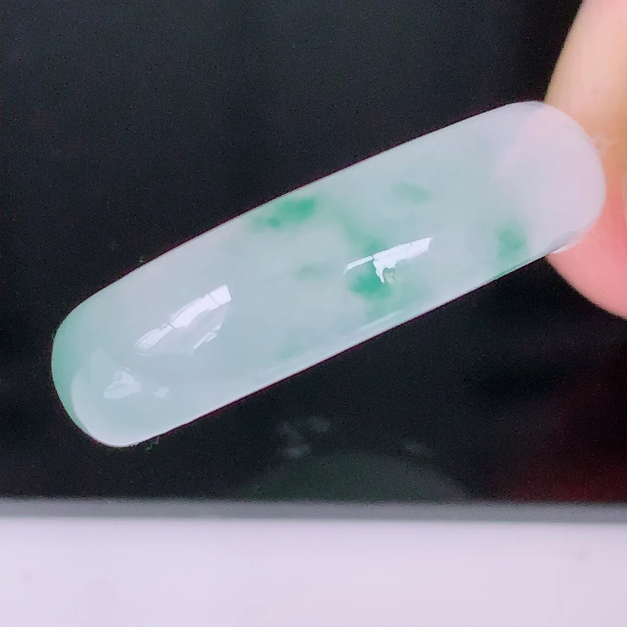 自然光实拍，冰种飘花翡翠指环，18.2mm内径翡翠指环，玉戒指，玉质莹润，好精美好冰润的指环，17圈口，上手纤巧！#49.19