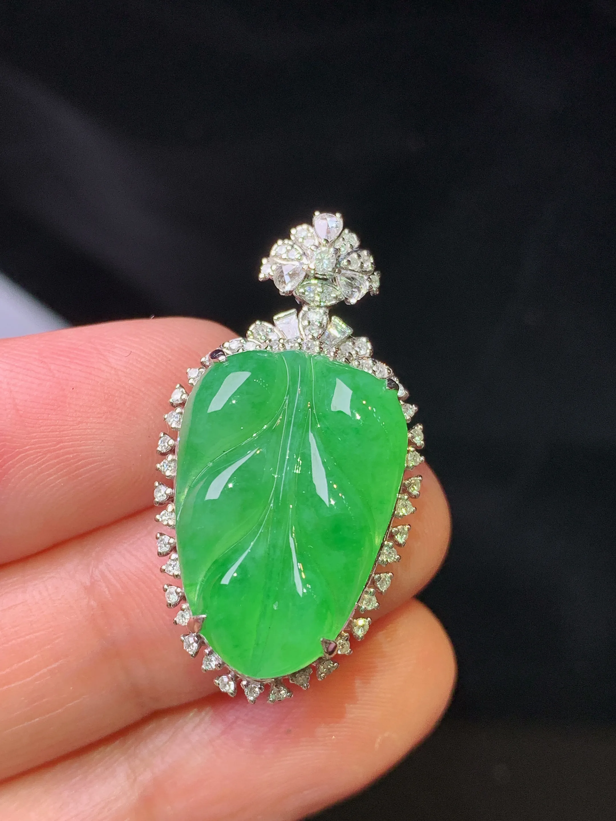 18k金钻镶嵌翠绿树叶吊坠 玉质细腻 色泽清新艳丽 整体尺寸32*17.2*9.3