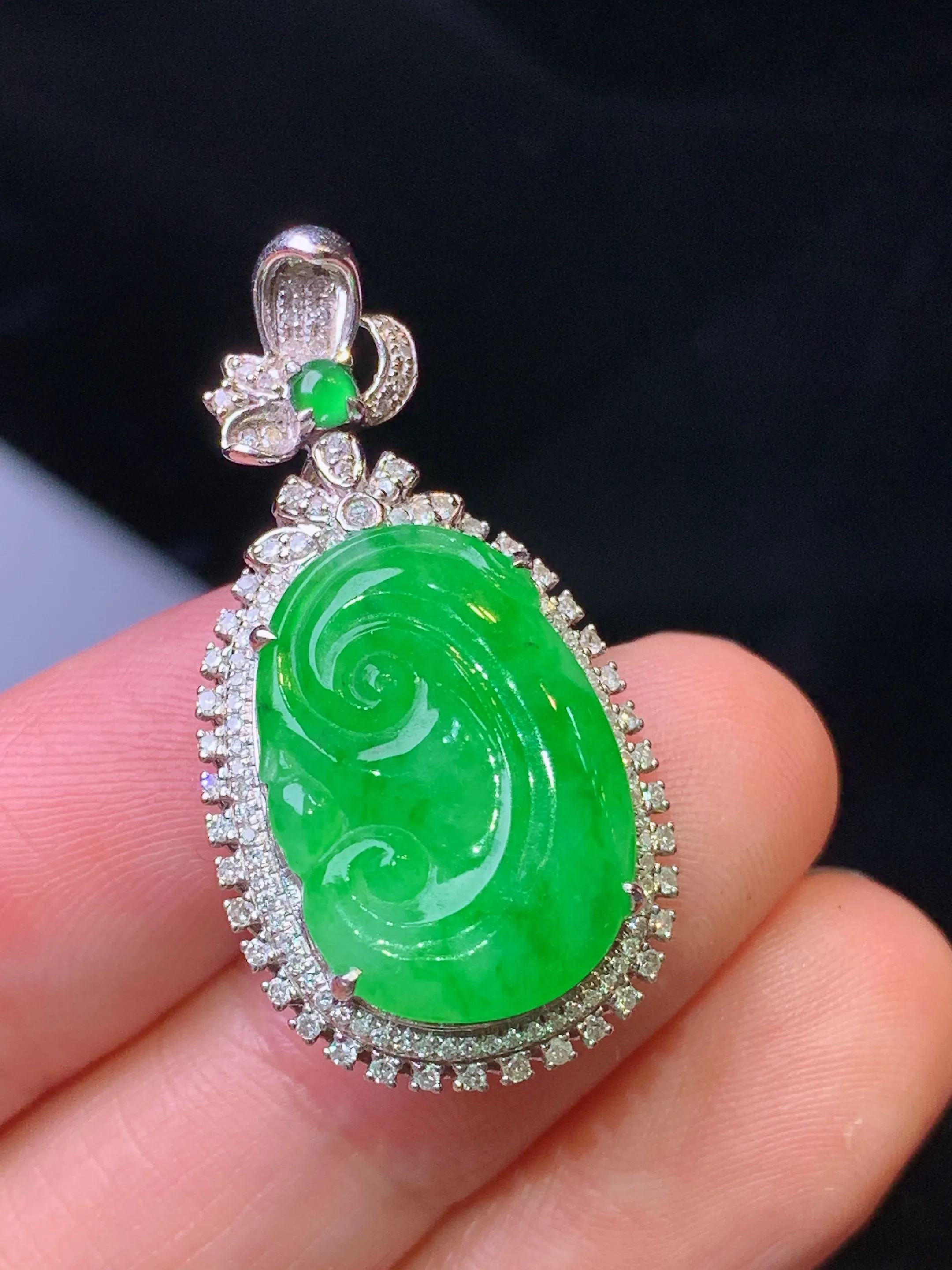 18k金钻镶嵌翠绿如意吊坠 玉质细腻 色泽艳丽清新 整体尺寸32*17*9.5