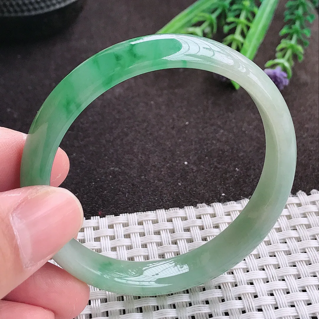 实拍A货翡翠53.5/10.6/6老坑冰胶水灵飘阳绿手镯宽边翡翠玉镯女款