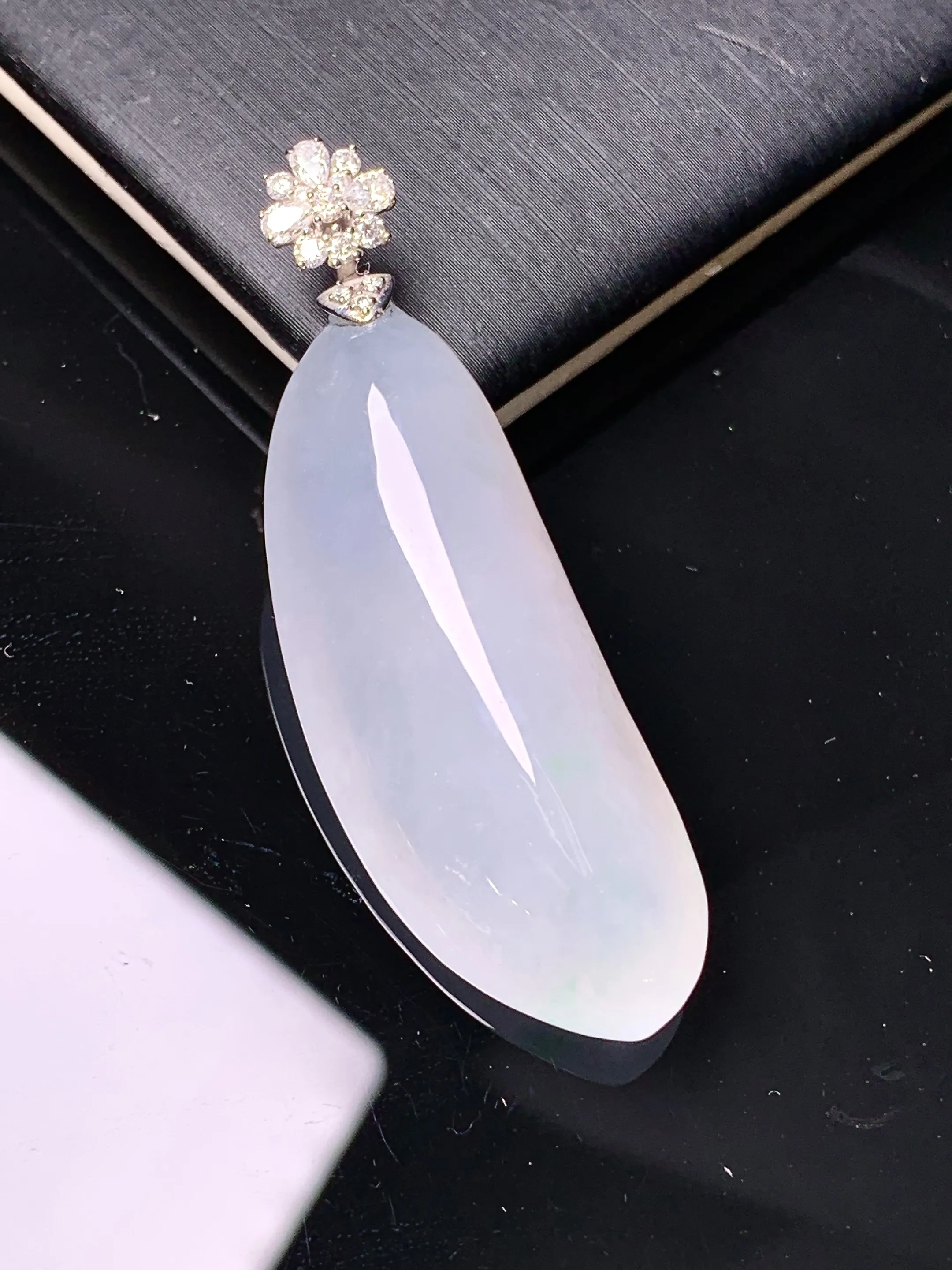 18k金莫桑钻钻镶嵌吊坠 玉质细腻 色泽艳丽清新 整体尺寸48*15.5*10