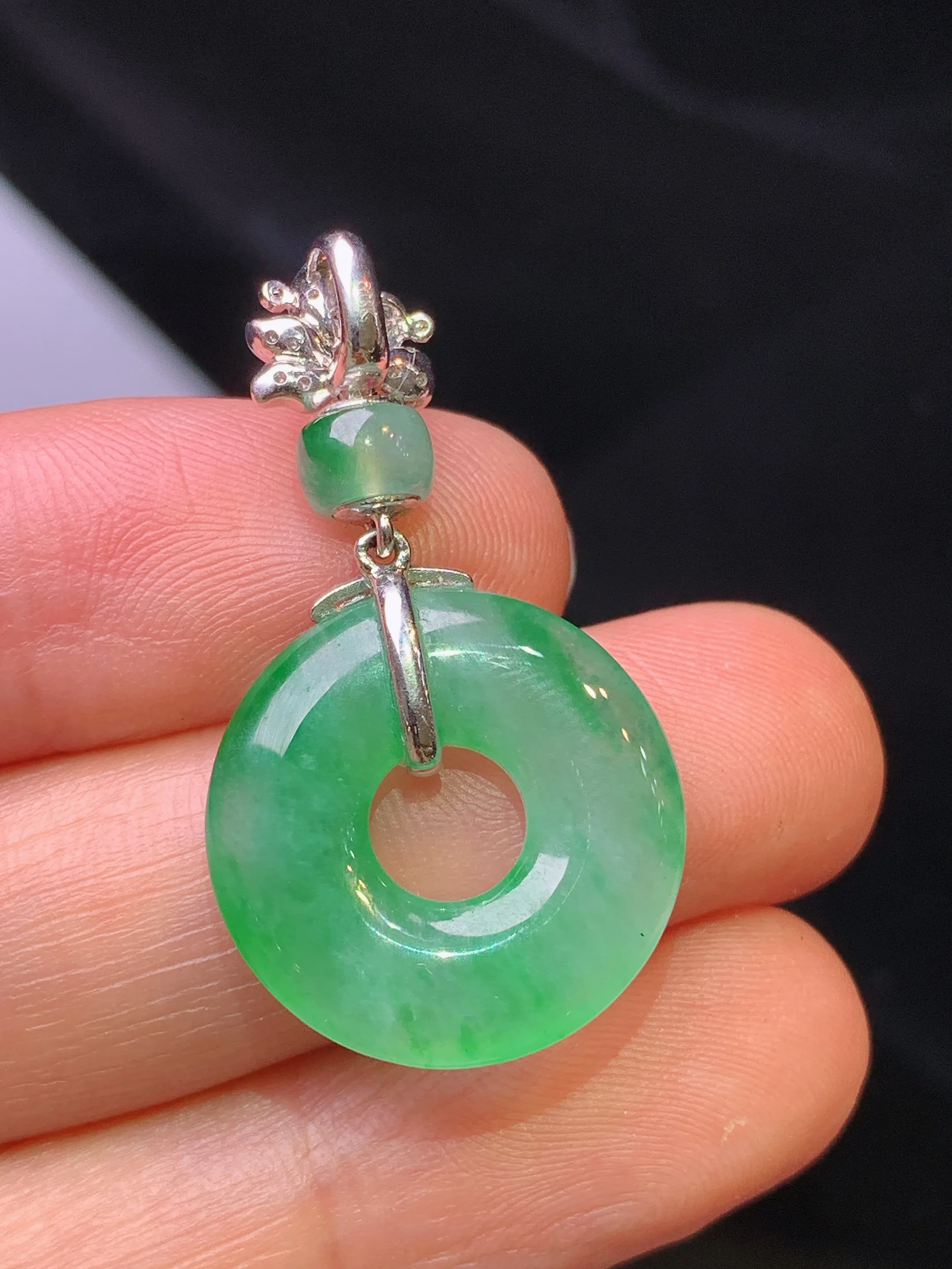 18k金钻镶嵌翠绿平安环吊坠 玉质细腻 色泽艳丽清新 整体尺寸33*18.6*3.7