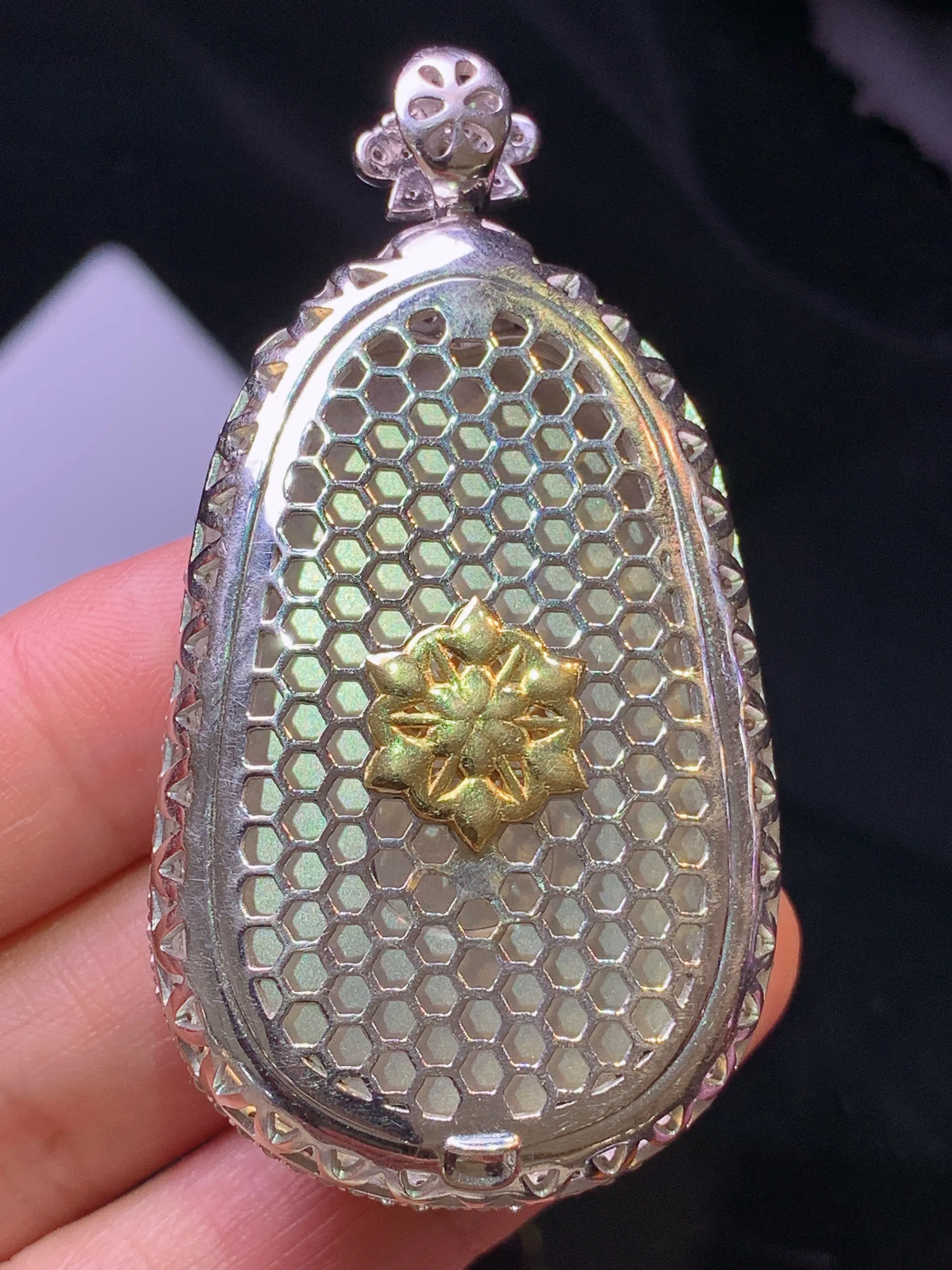 18k金钻镶嵌翠绿如意吊坠 玉质细腻 色泽艳丽清新 整体尺寸59*31*11.5