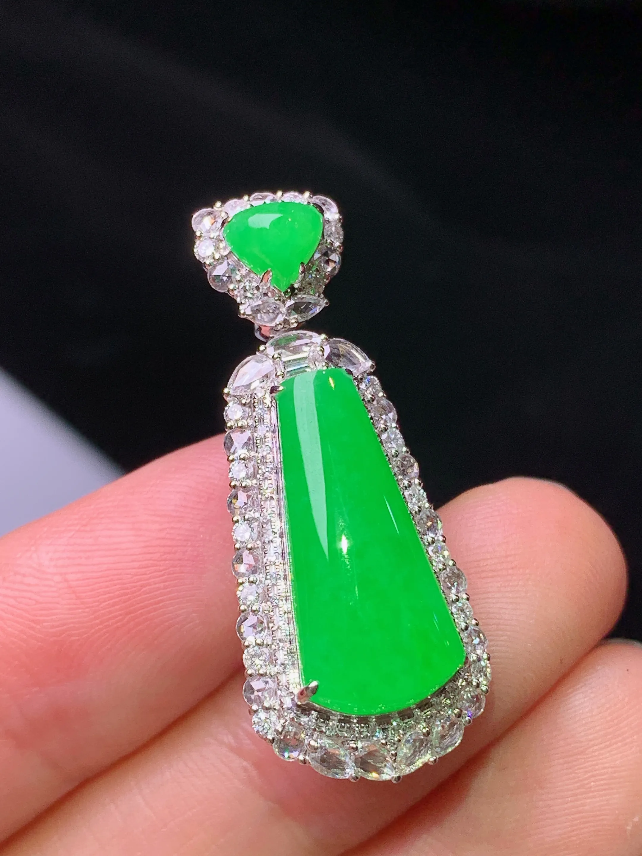 18k金钻镶嵌翠绿玉柱吊坠 玉质细腻 色泽艳丽清新 整体尺寸33.6*13.5*11