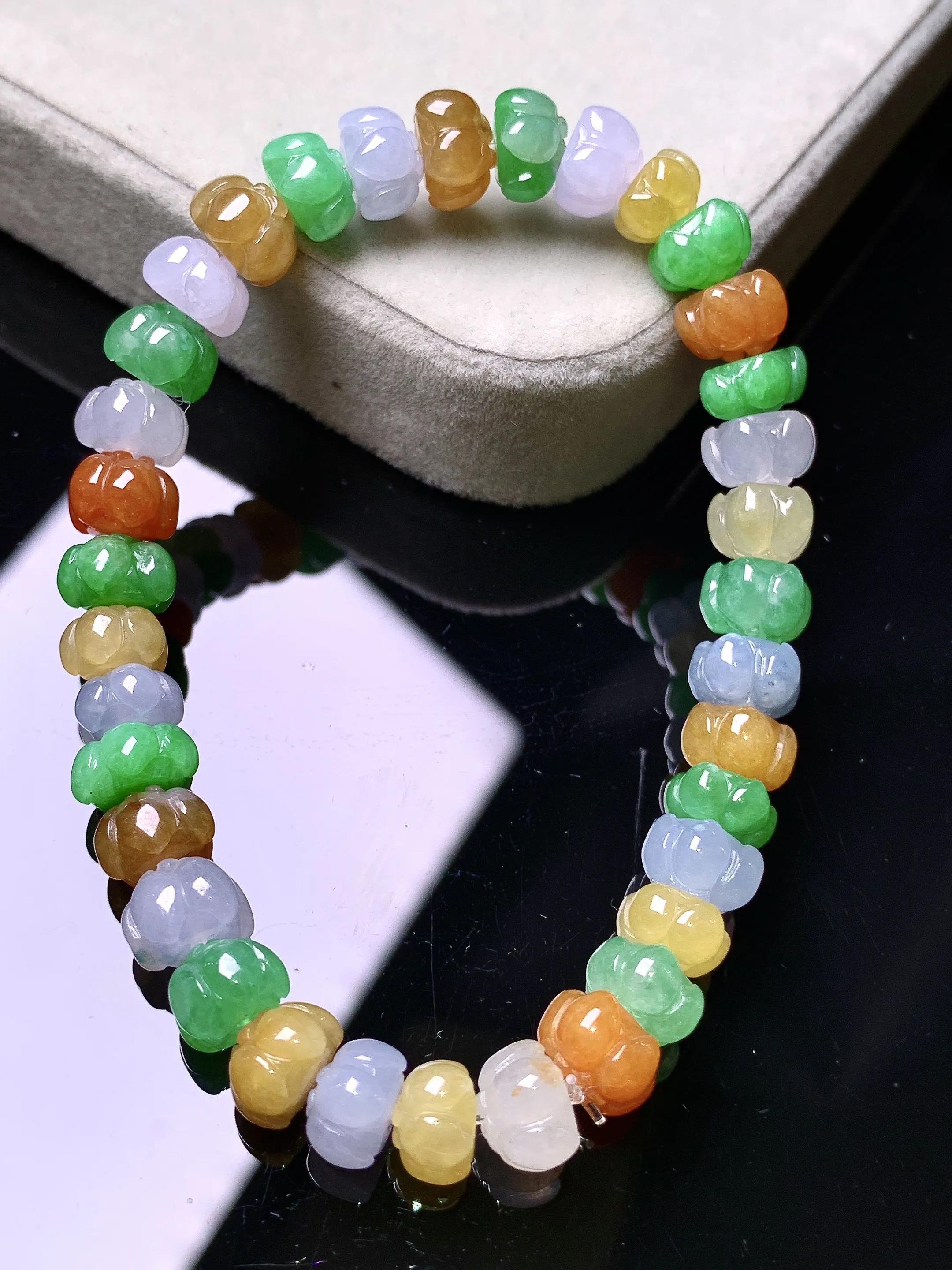 多彩花蕾手链 玉质细腻 色泽艳丽清新 整体尺寸7.5*5.8