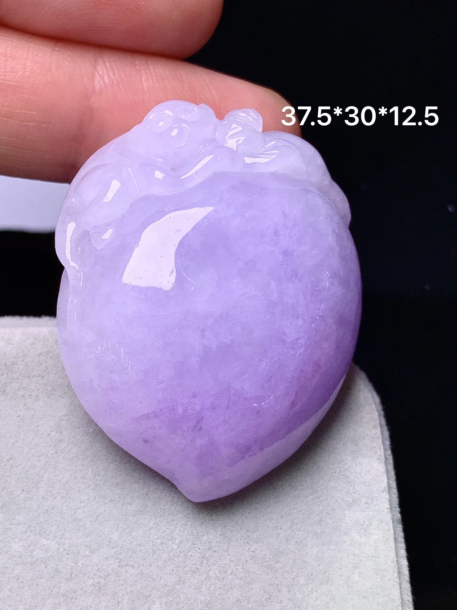 紫罗兰寿桃吊坠 玉质细腻 色泽艳丽清新 整体尺寸37.5*30*12.5