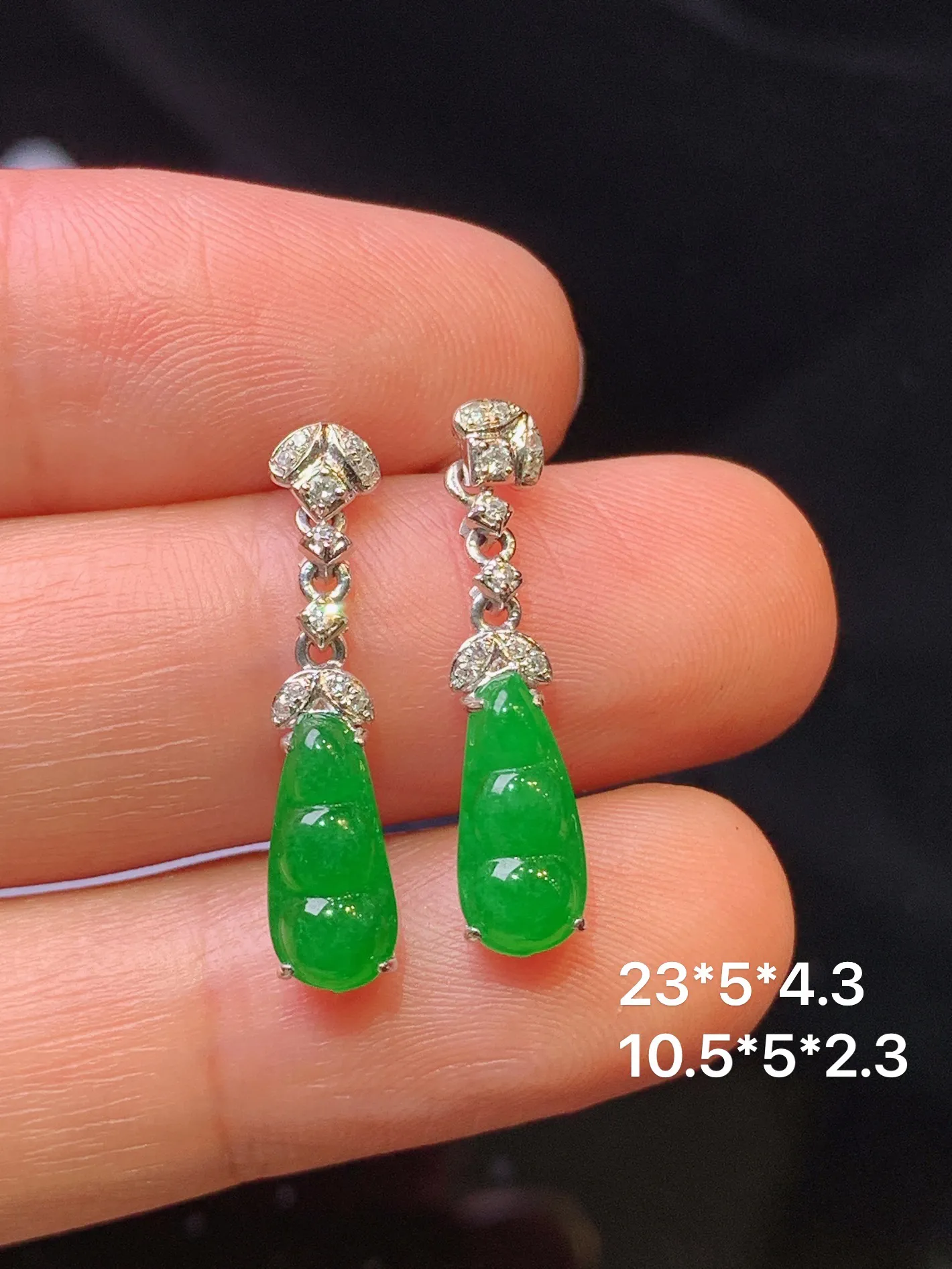 18k金钻镶嵌满绿四季豆耳坠 玉质细腻 色泽艳丽清新 整体尺寸23*5*4.3