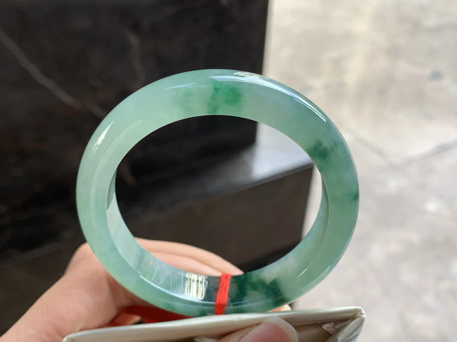 52.5-12.2-8

绿花手镯^_^种水足 飘花浓郁 鲜艳