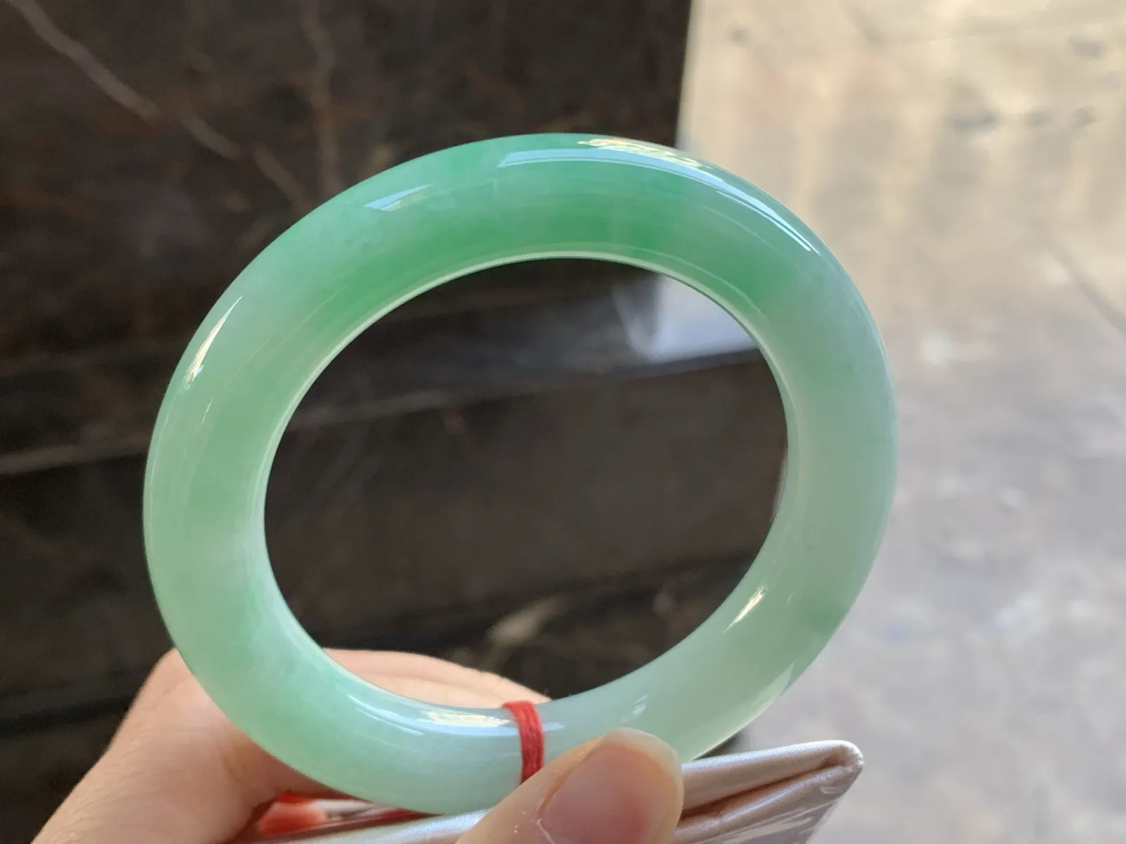 56.5-11.2

阳绿色圆条手镯^_^色阳 细腻