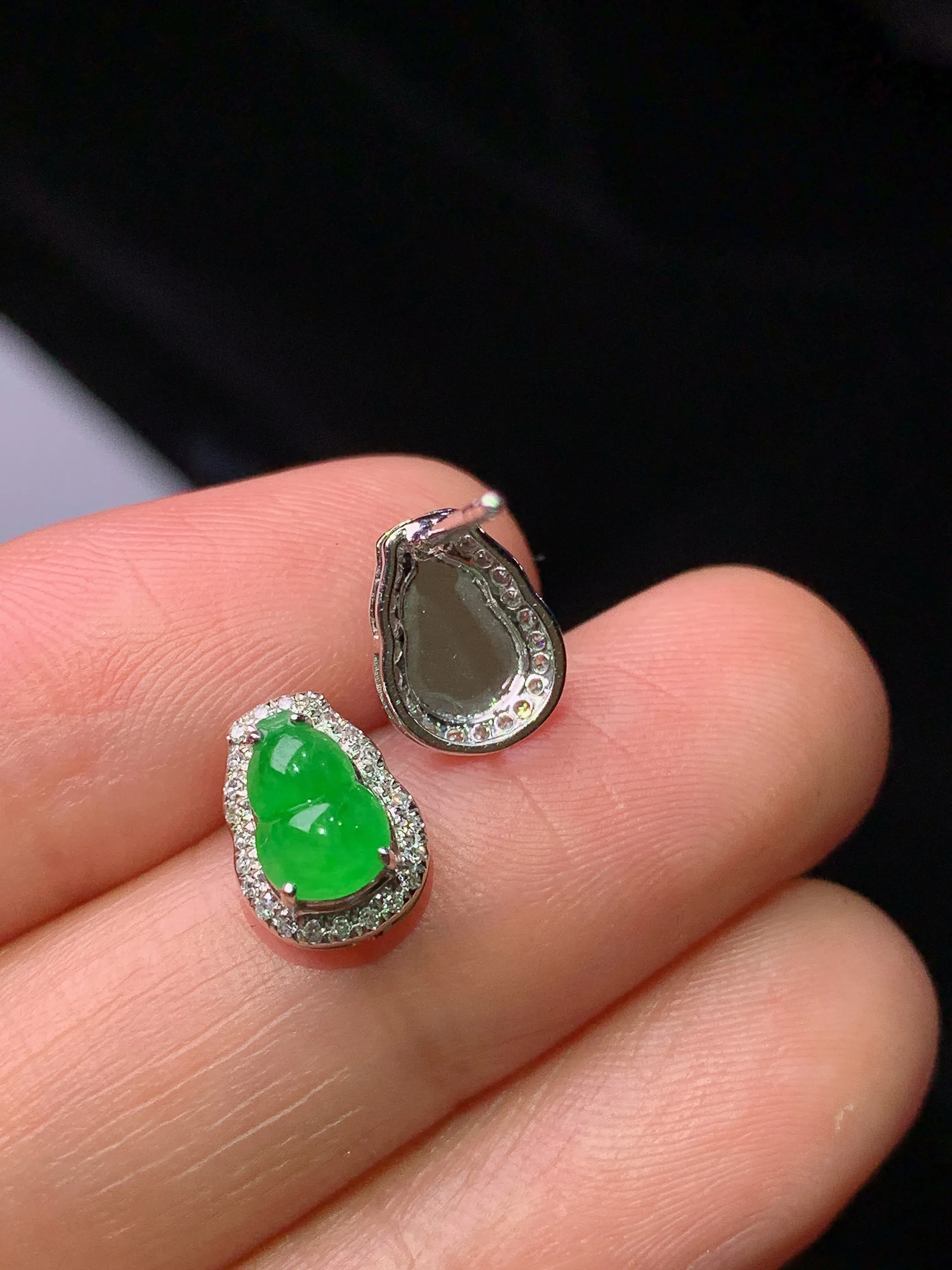 18k金钻镶嵌葫芦耳钉 玉质细腻 色泽艳丽清新 整体尺寸9.3*7.2*5.3