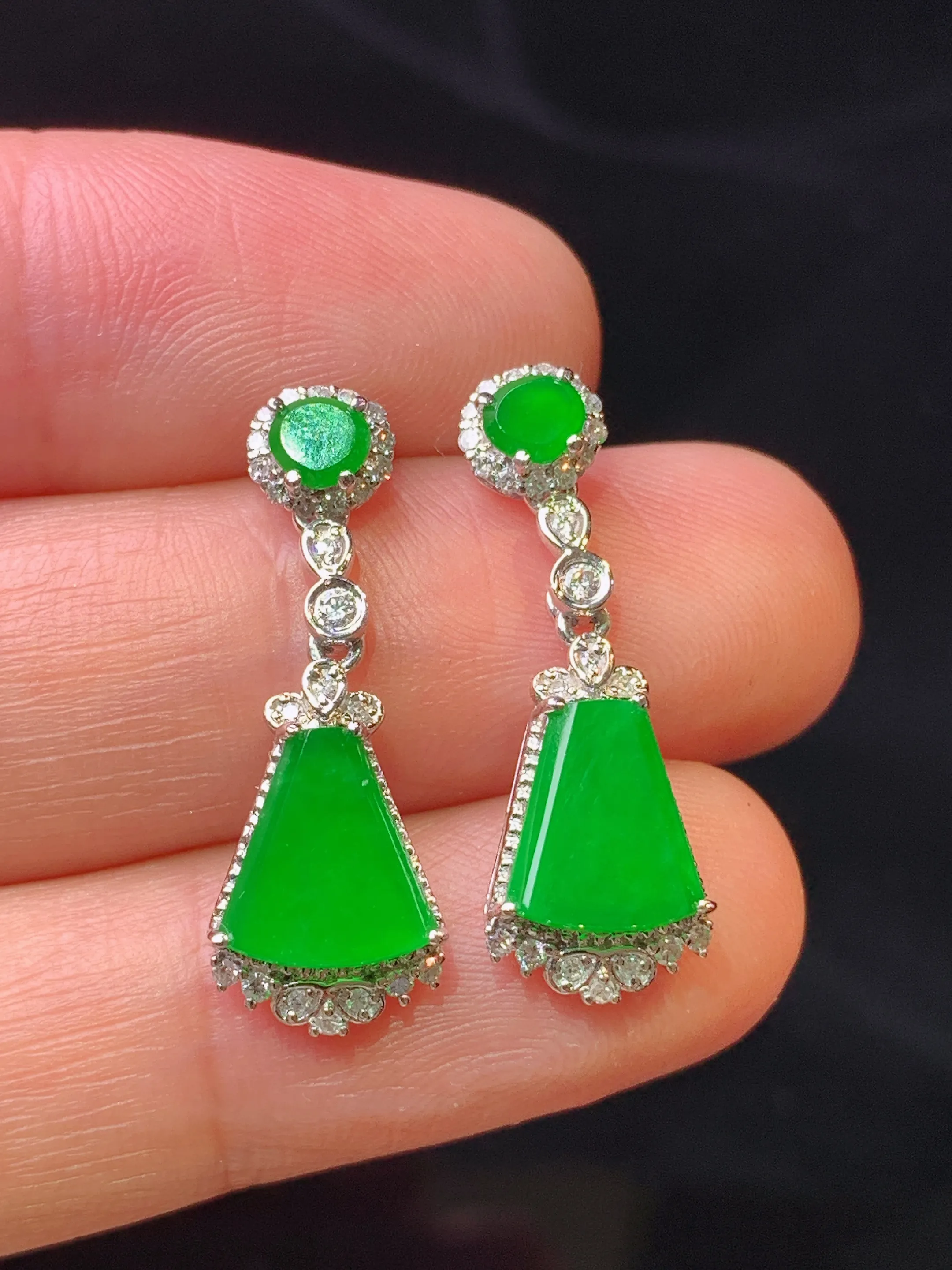 18k金钻镶满绿无事牌耳坠 玉质细腻 色泽艳丽清新 整体尺寸24.6*8.6*4.3