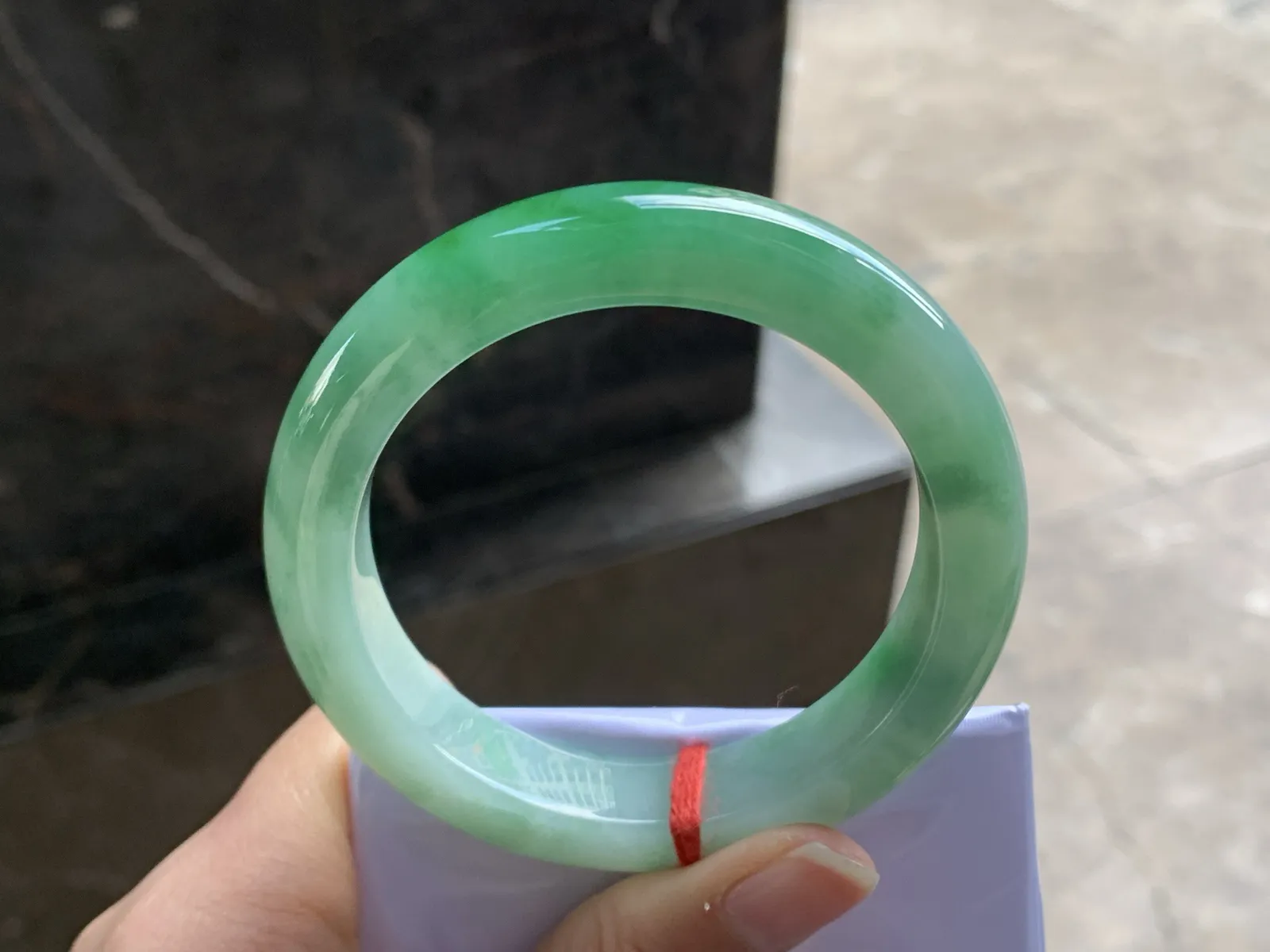 55-12.9-9.5

浓绿色手镯^_^鲜艳 玉质温润