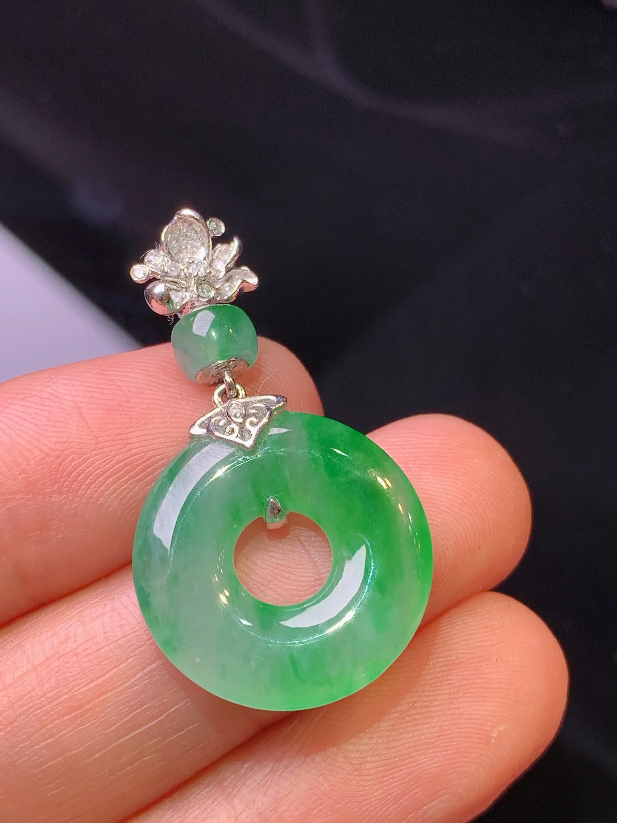 18k金钻镶嵌翠绿平安环吊坠 玉质细腻 色泽艳丽清新 整体尺寸33*18.6*3.7