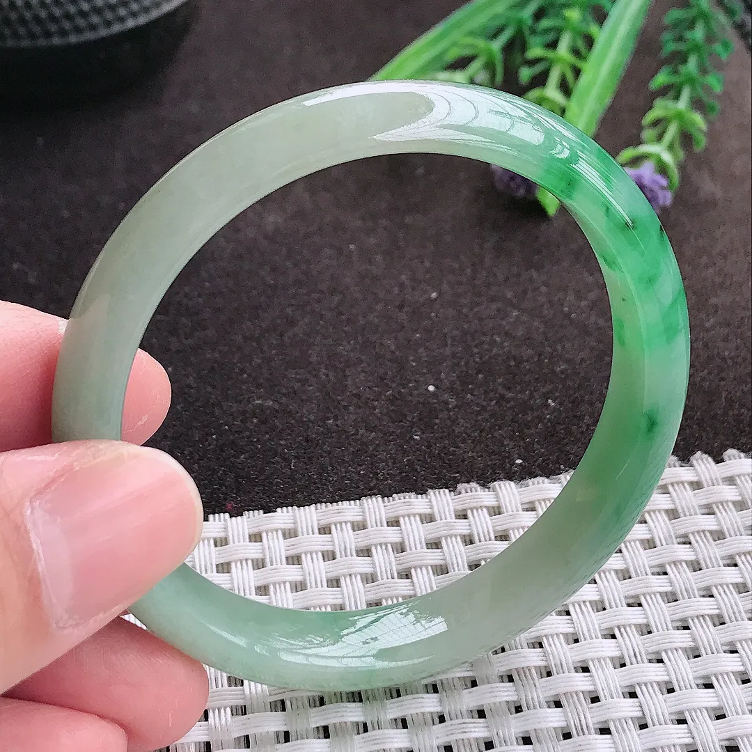 实拍A货翡翠53.5/10.6/6老坑冰胶水灵飘阳绿手镯宽边翡翠玉镯女款