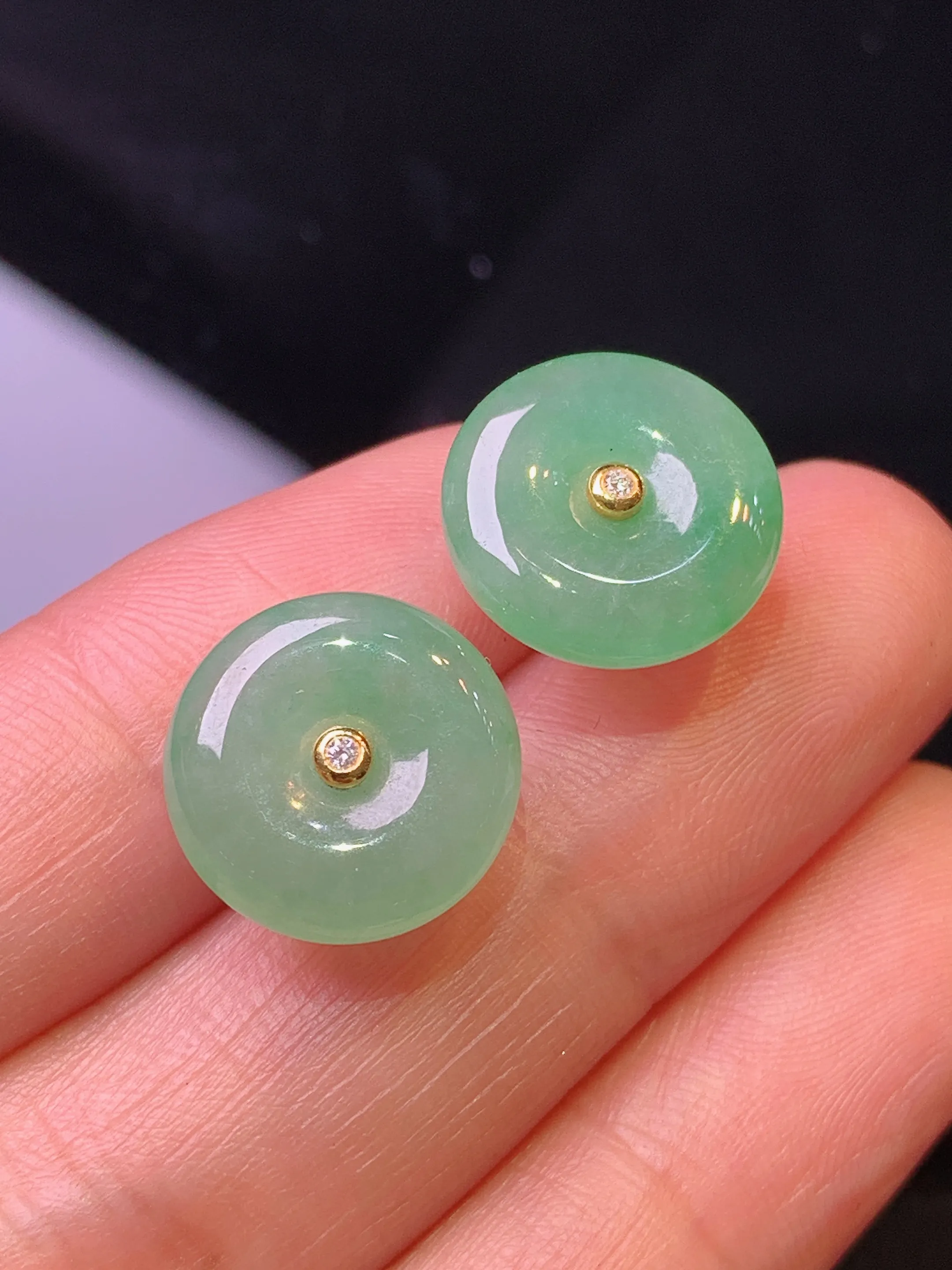 18k金镶嵌浅绿平安扣耳钉 玉质细腻 色泽艳丽清新 整体尺寸13*4