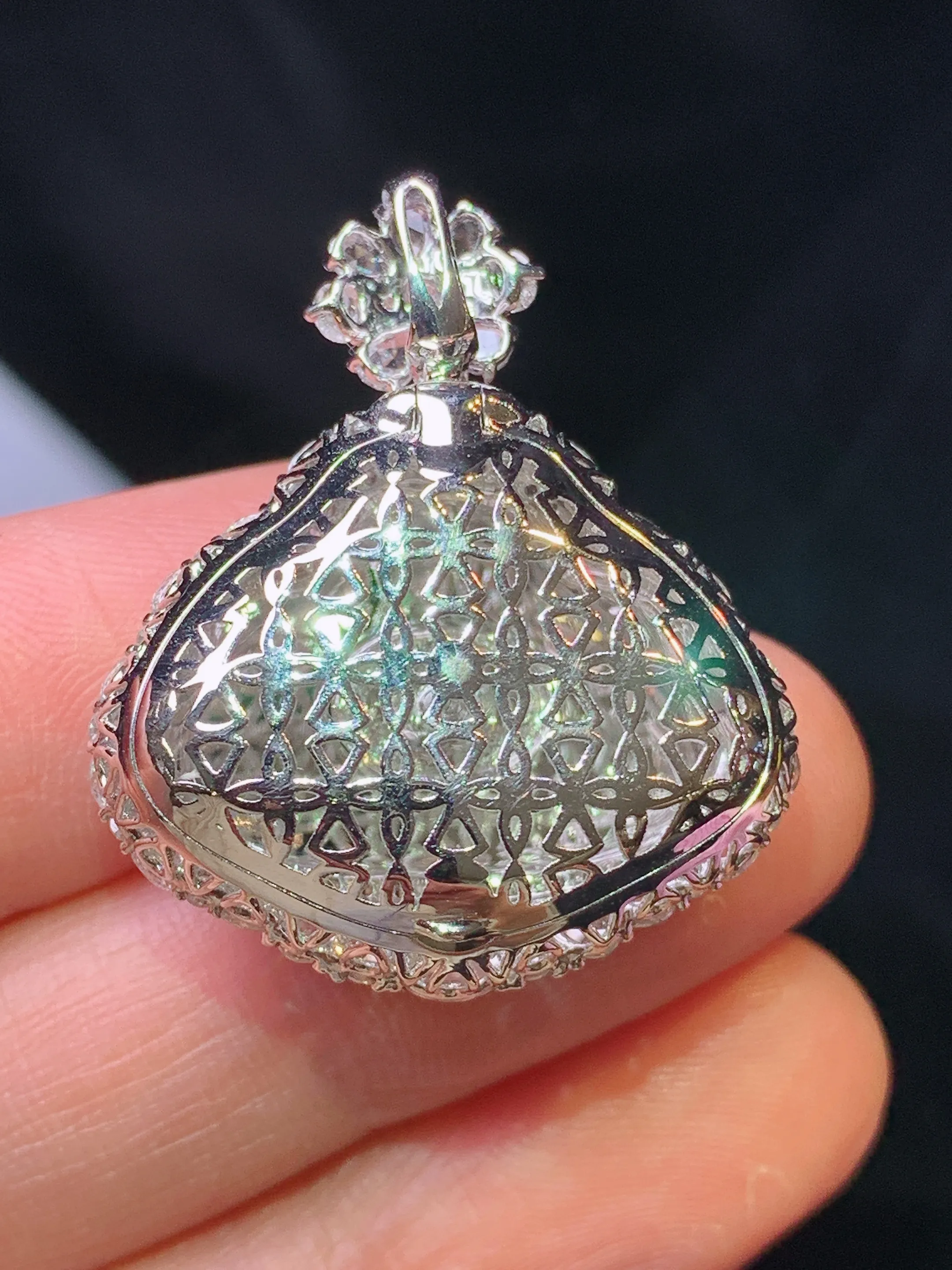 18k金钻镶嵌满绿佛公吊坠 玉质细腻 色泽清新艳丽 整体尺寸30.3*25.7*12.2