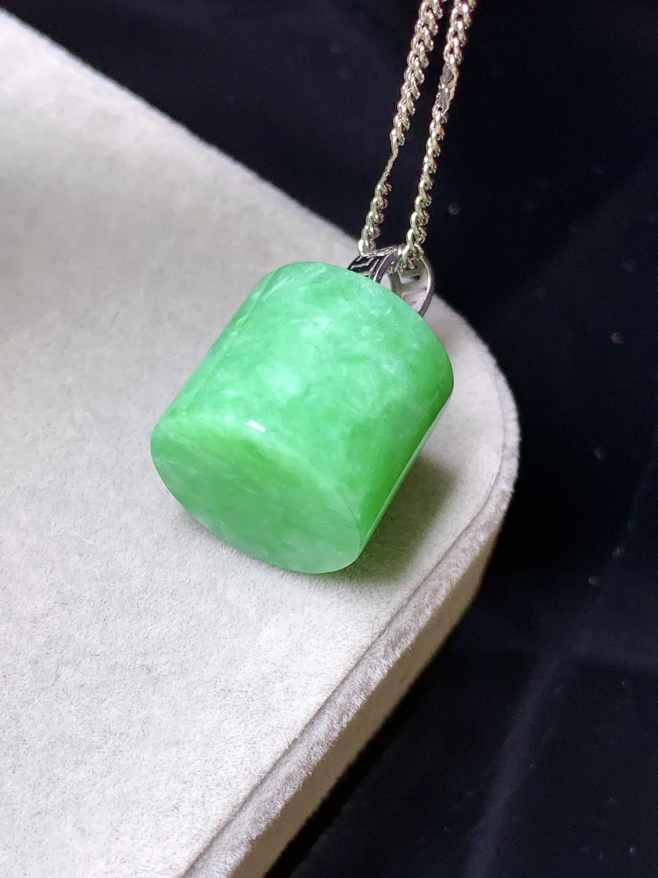 18k金镶嵌翠绿路路通吊坠 玉质细腻 色泽清新艳丽 整体尺寸19*13.3*12