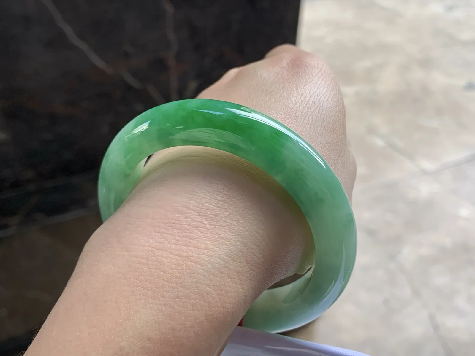 55-12.9-9.5

浓绿色手镯^_^鲜艳 玉质温润