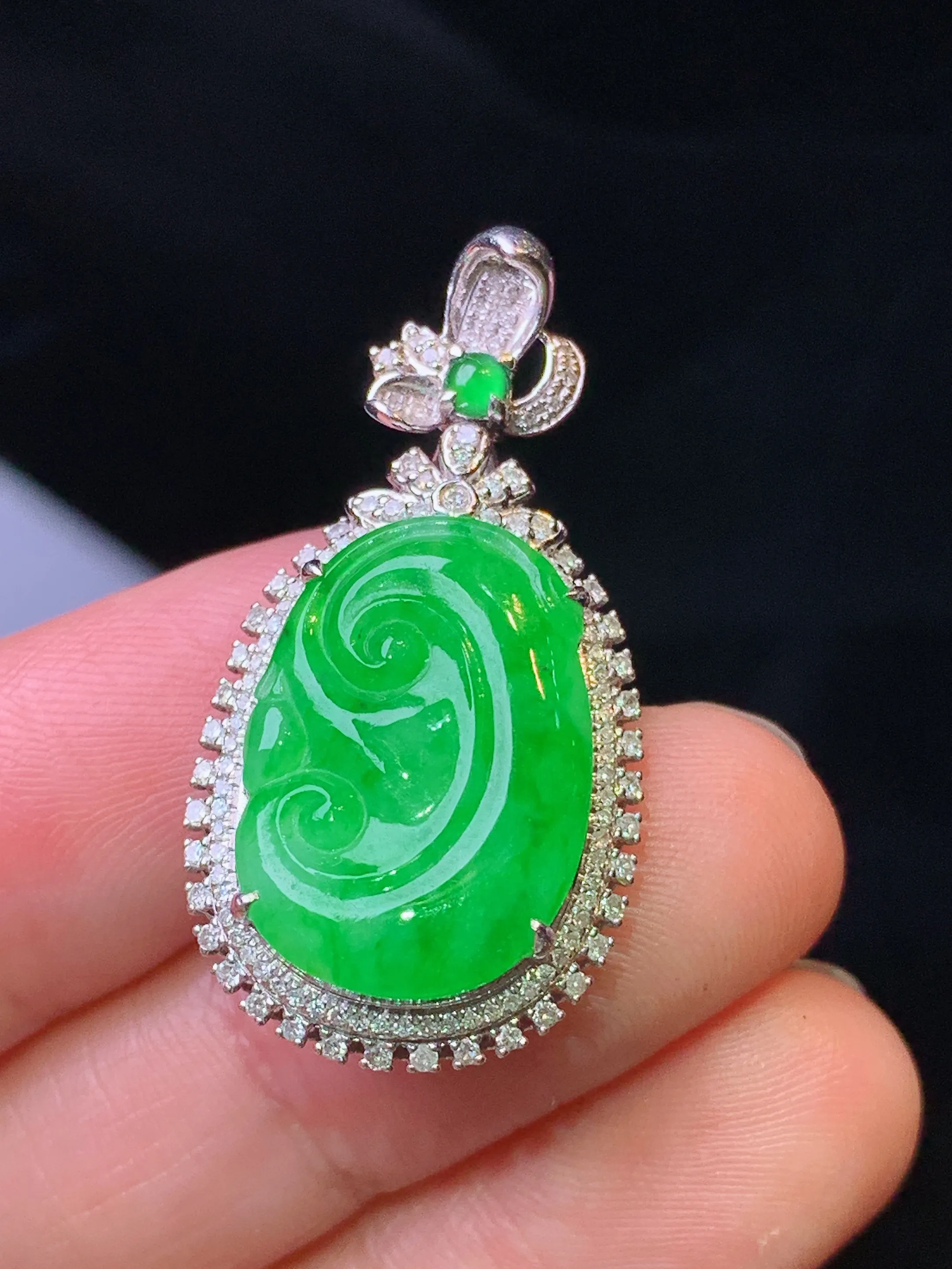 18k金钻镶嵌翠绿如意吊坠 玉质细腻 色泽艳丽清新 整体尺寸32*17*9.5