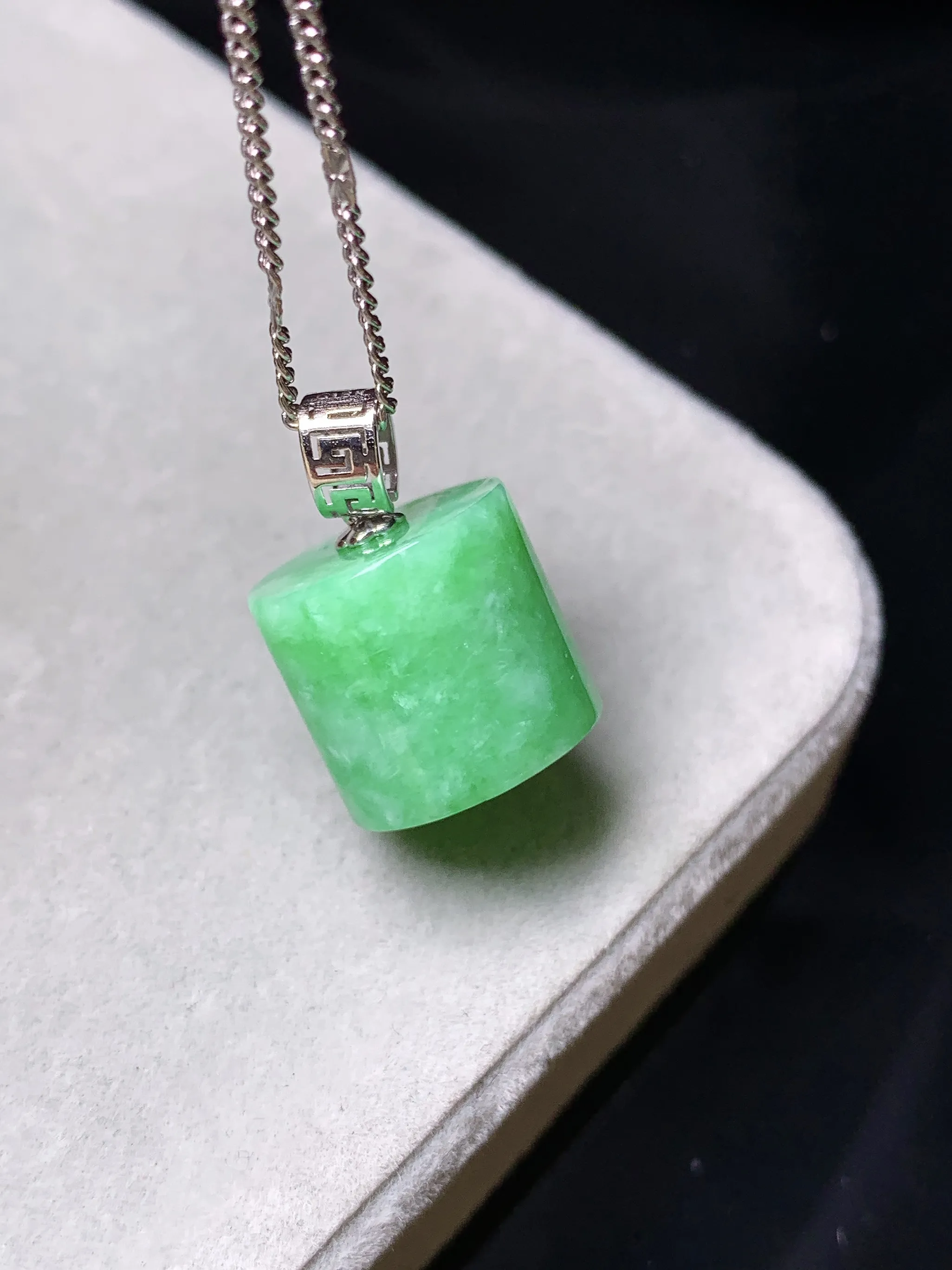 18k金镶嵌翠绿路路通吊坠 玉质细腻 色泽清新艳丽 整体尺寸19*13.3*12