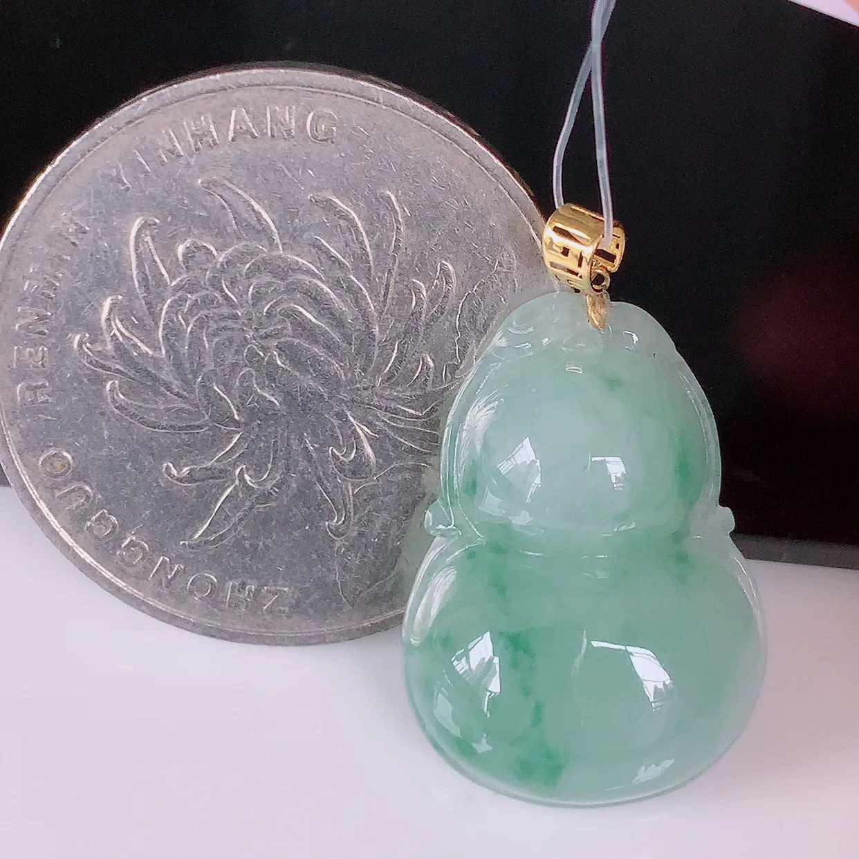 18K金镶嵌冰飘花翡翠葫芦吊坠，葫芦寓意福禄双全，财源滚滚，品佳品，佩戴效果优雅迷人！#46.19
