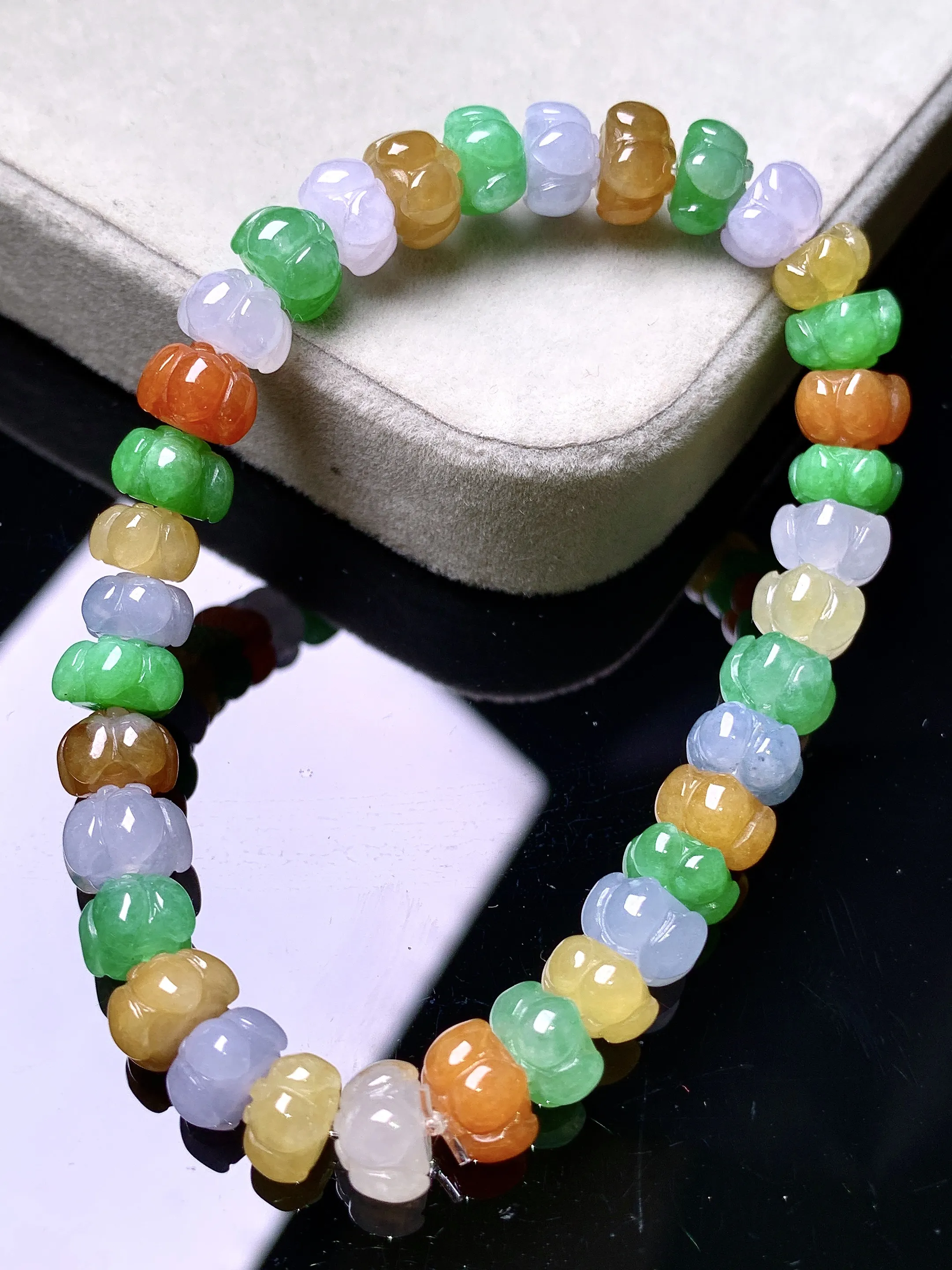 多彩花蕾手链 玉质细腻 色泽艳丽清新 整体尺寸7.5*5.8