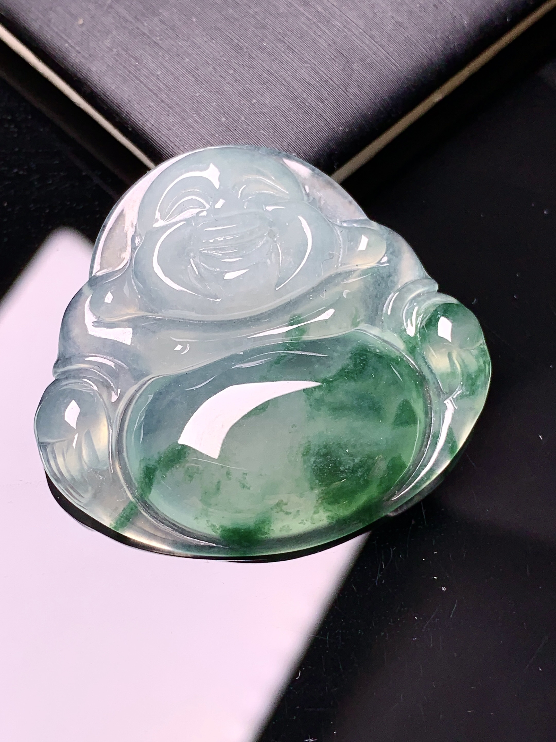 冰种飘绿佛公吊坠 玉质细腻 色泽艳丽清新 整体尺寸32.2*34.6*5.8