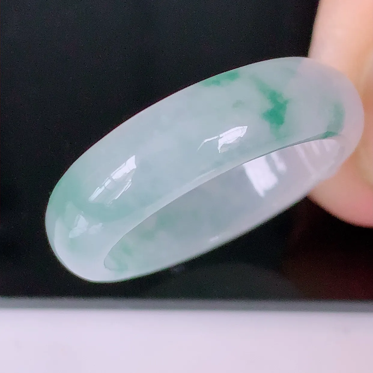 自然光实拍，冰种飘花翡翠指环，18.2mm内径翡翠指环，玉戒指，玉质莹润，好精美好冰润的指环，17圈口，上手纤巧！#49.19