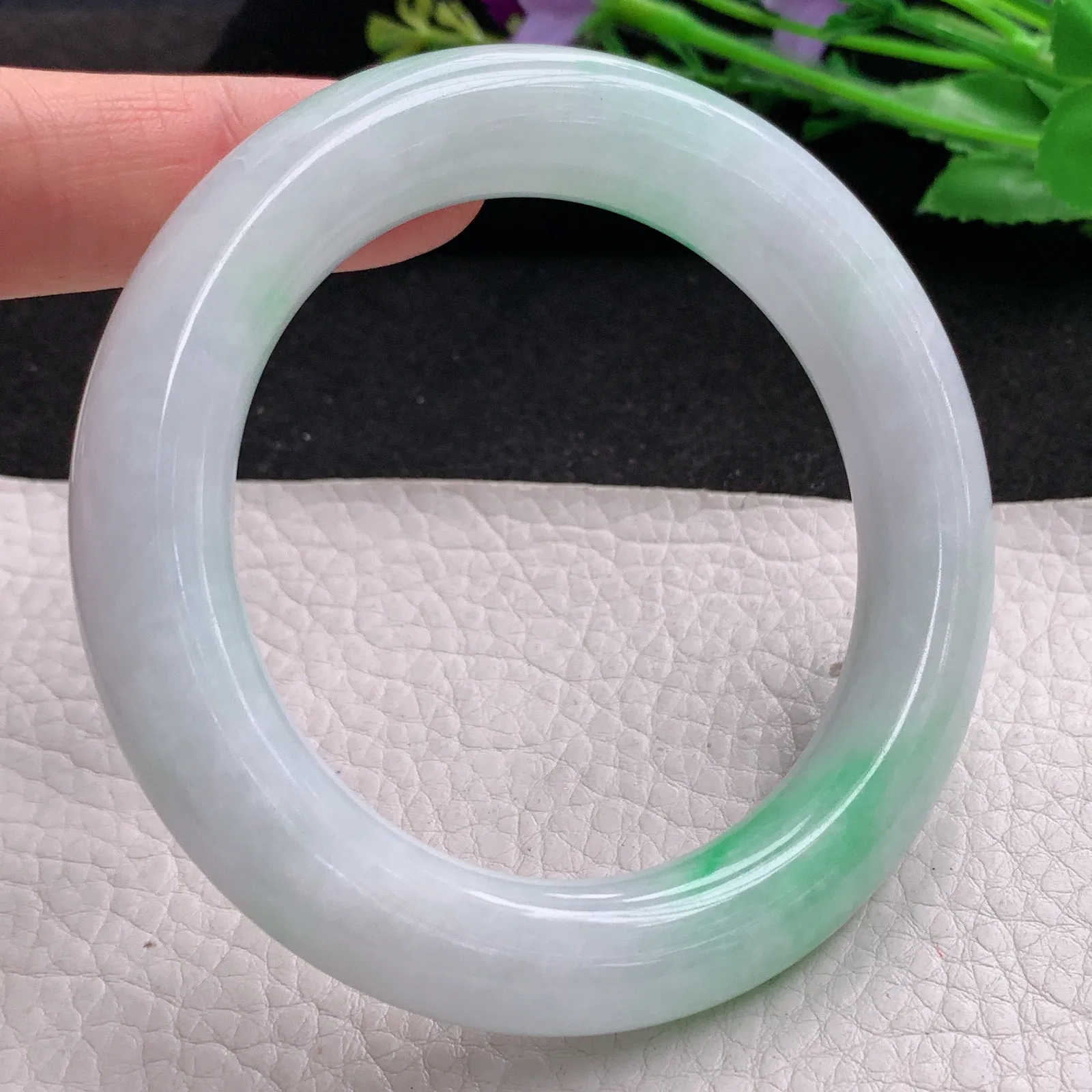 yh实拍56*11.8胖圆镯 缅甸翡翠精美白底青圆条玉手镯 玉手环