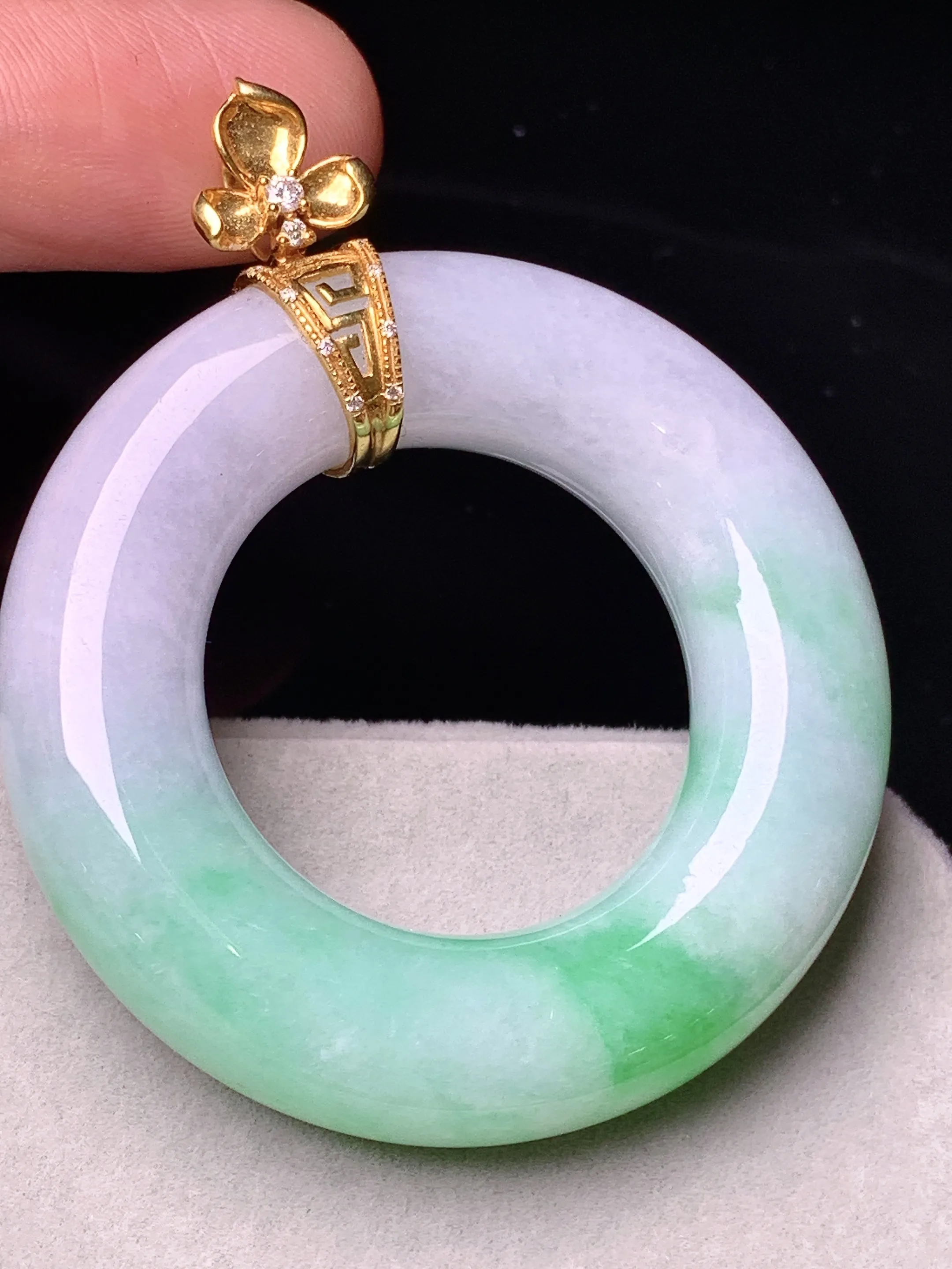 18k金钻镶嵌飘绿平安环吊坠 玉质细腻 色泽艳丽清新 整体尺寸53.7*44*9.8