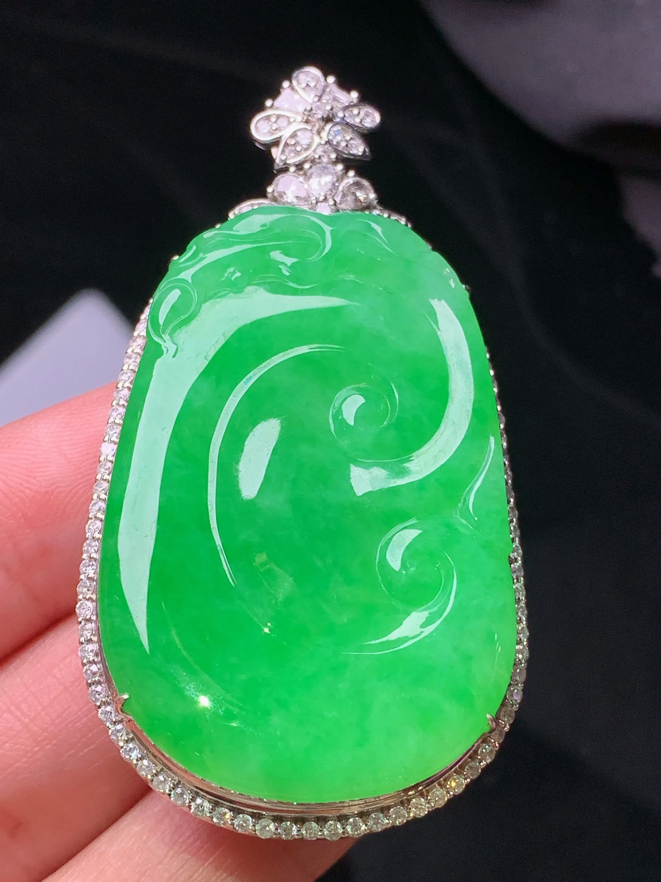 18k金钻镶嵌翠绿如意吊坠 玉质细腻 色泽艳丽清新 整体尺寸59*31*11.5
