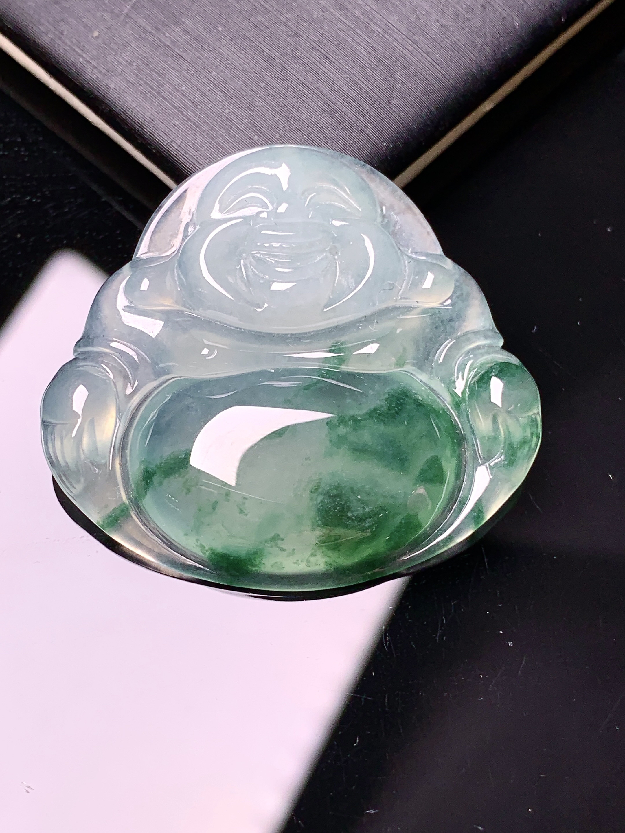 冰种飘绿佛公吊坠 玉质细腻 色泽艳丽清新 整体尺寸32.2*34.6*5.8