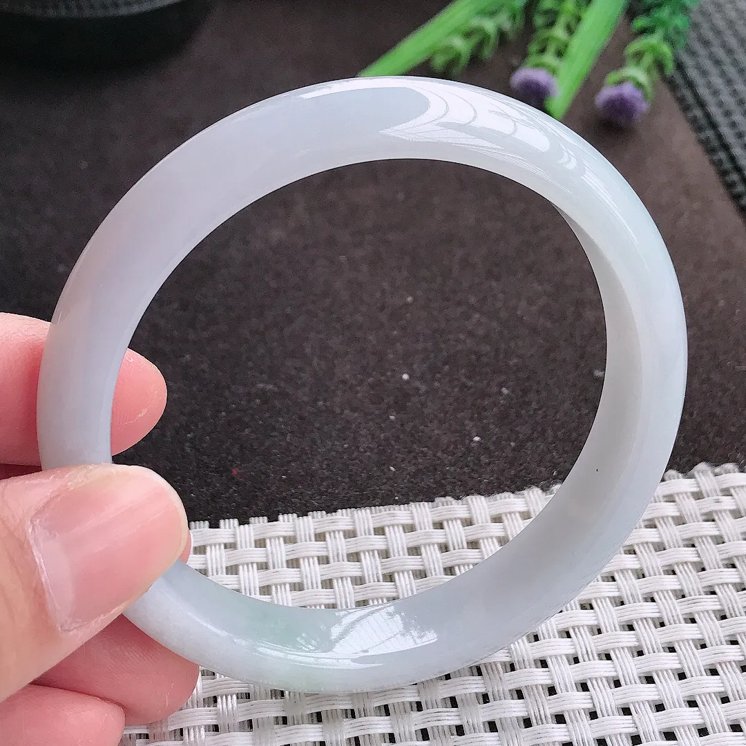 实拍A货翡翠60/12.4/7.6老坑秀气冰润白净手镯宽边翡翠玉镯女款