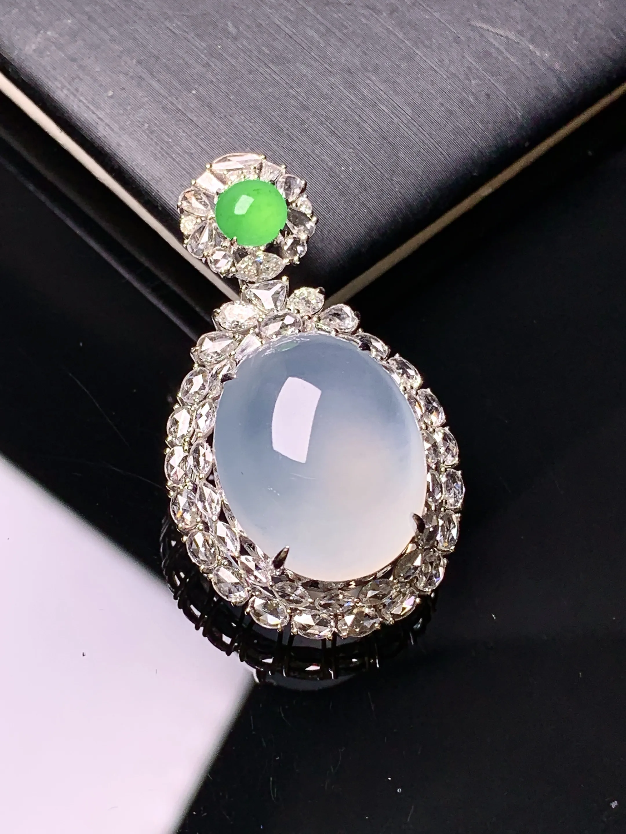 18k金钻镶嵌冰种蛋面吊坠 玉质细腻 色泽艳丽清新 整体尺寸36*20.6*13