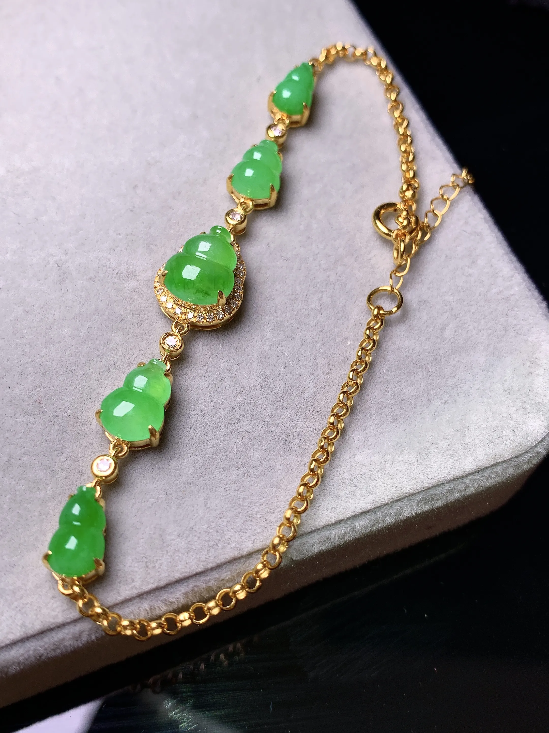 18k金钻镶嵌满绿葫芦手链 玉质细腻 色泽艳丽清新 整体尺寸64.5*8.8*6.2