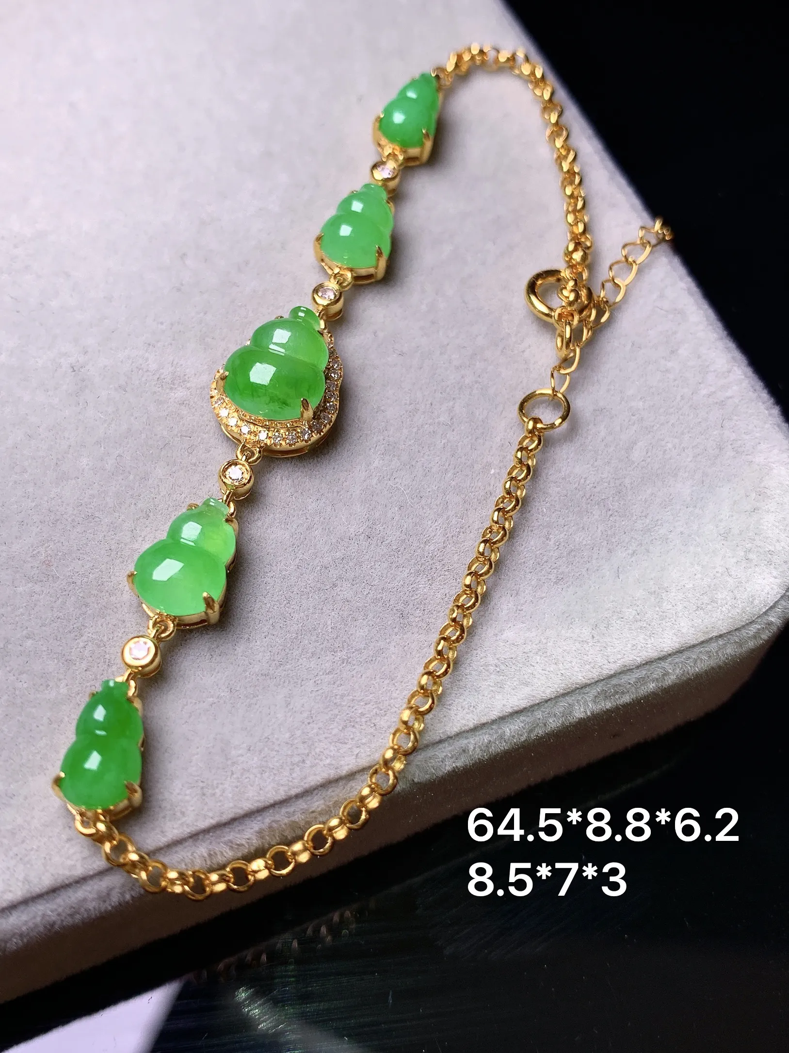 18k金钻镶嵌满绿葫芦手链 玉质细腻 色泽艳丽清新 整体尺寸64.5*8.8*6.2